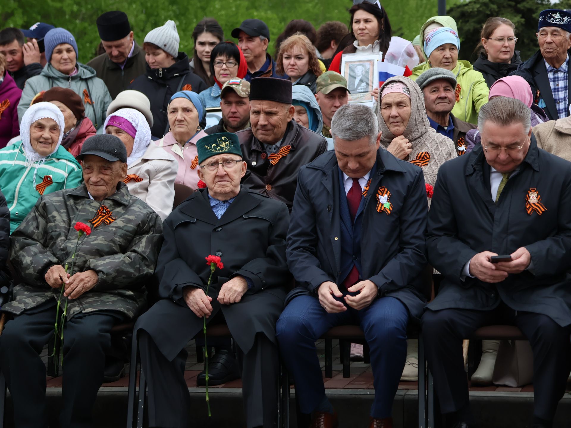 Җиңү килде җирне нурга күмеп, Шатлык белән күзне чылатып!