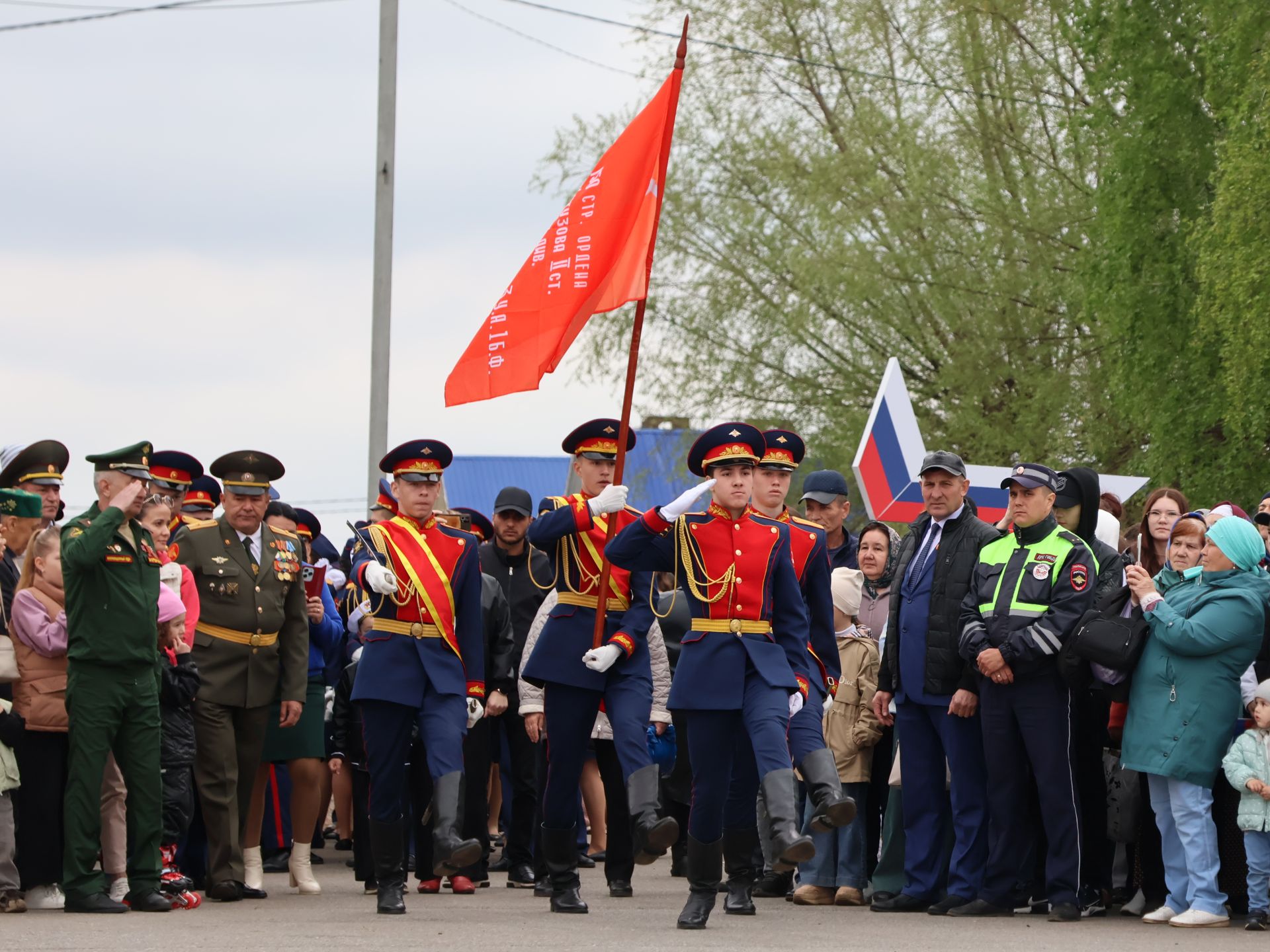 Җиңү килде җирне нурга күмеп, Шатлык белән күзне чылатып!