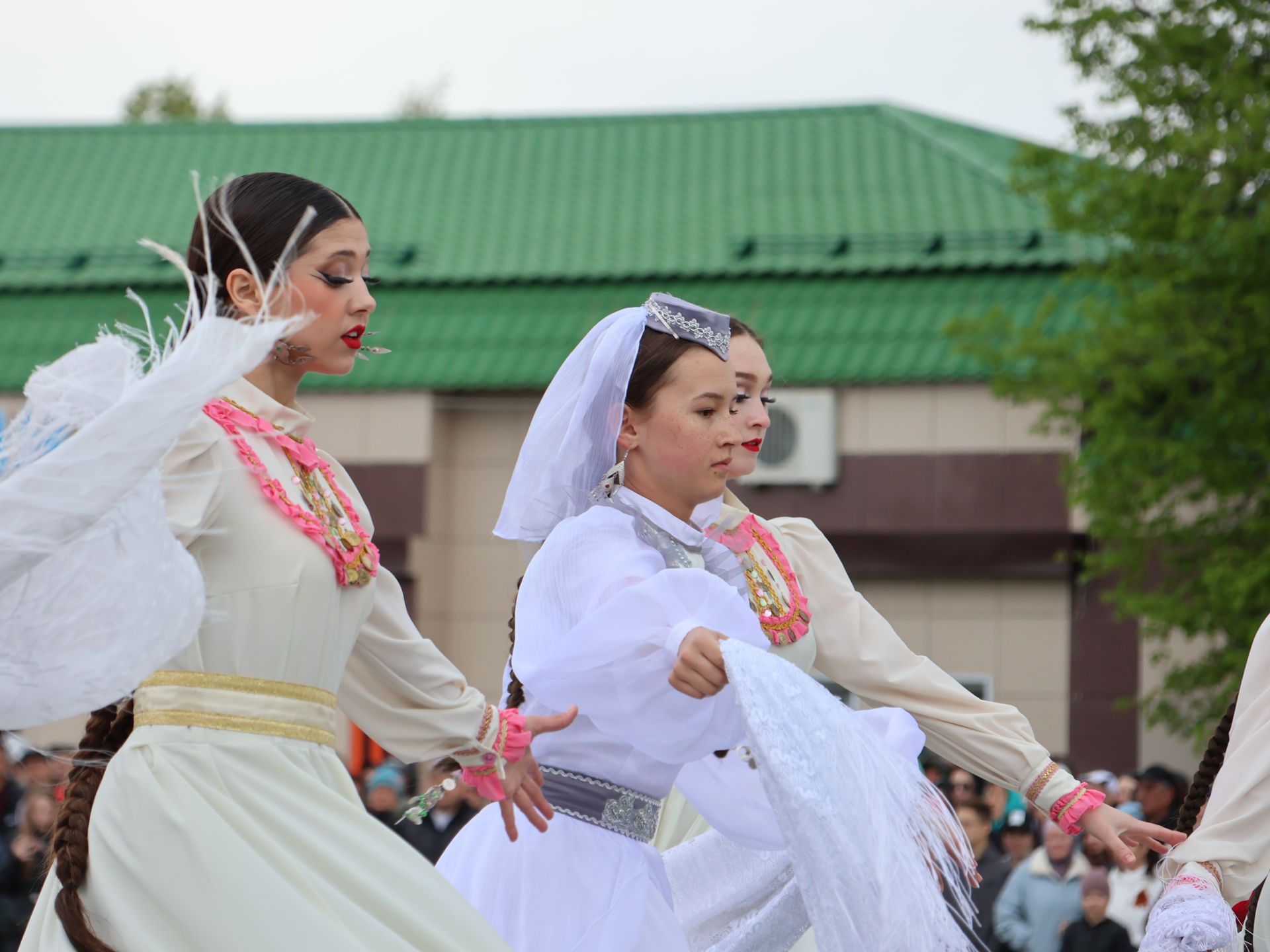 Җиңү килде җирне нурга күмеп, Шатлык белән күзне чылатып!