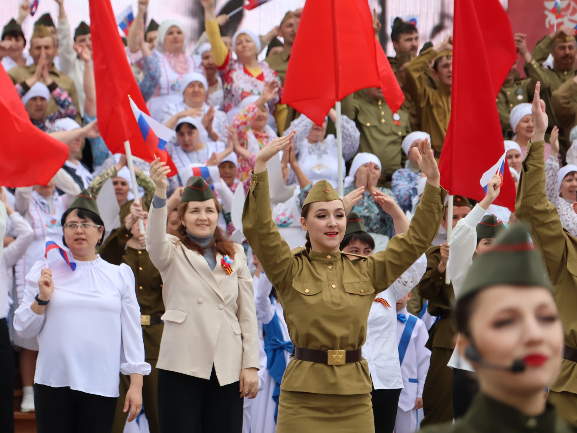 Җиңү килде җирне нурга күмеп, Шатлык белән күзне чылатып!