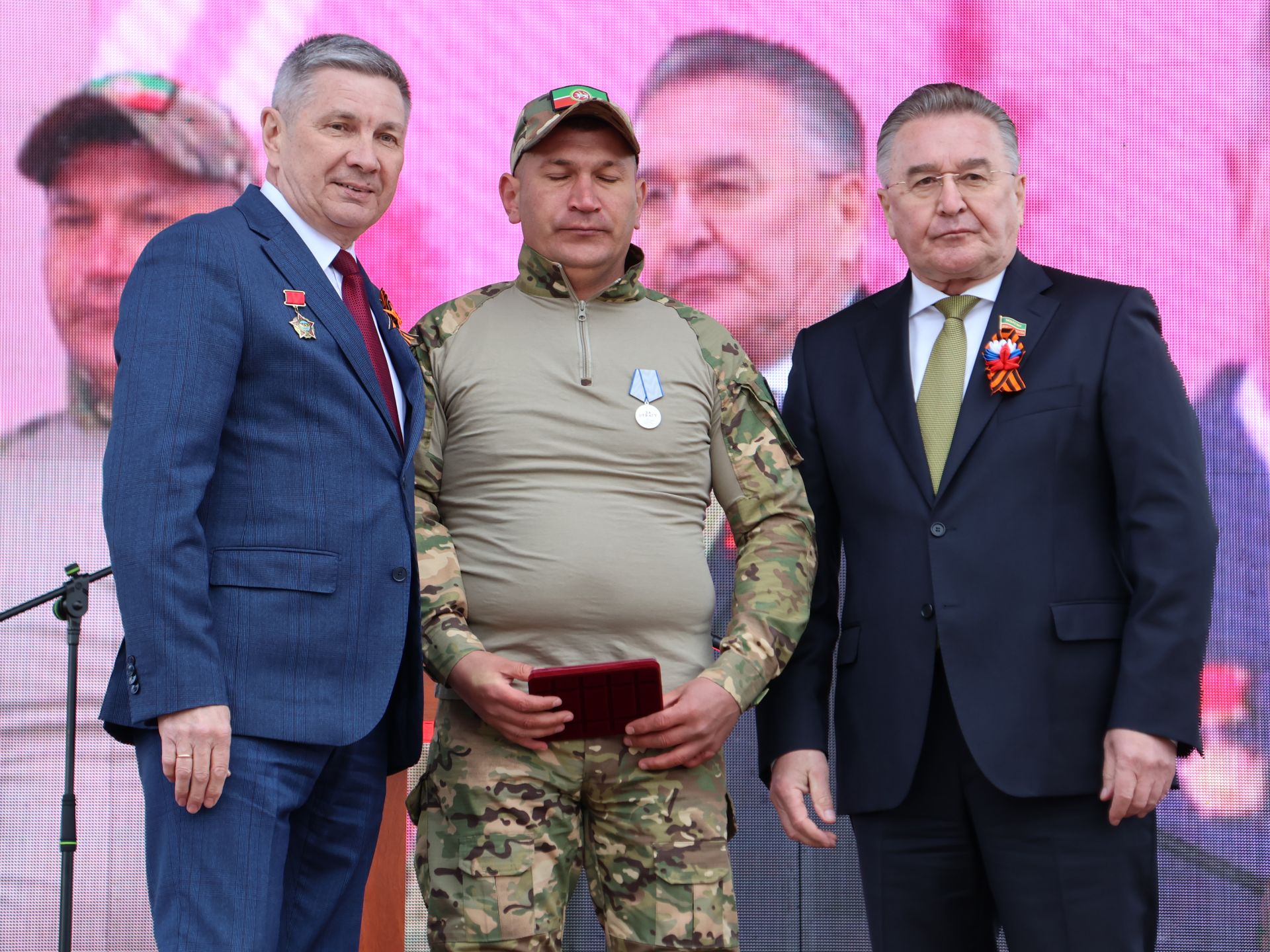 Җиңү килде җирне нурга күмеп, Шатлык белән күзне чылатып!
