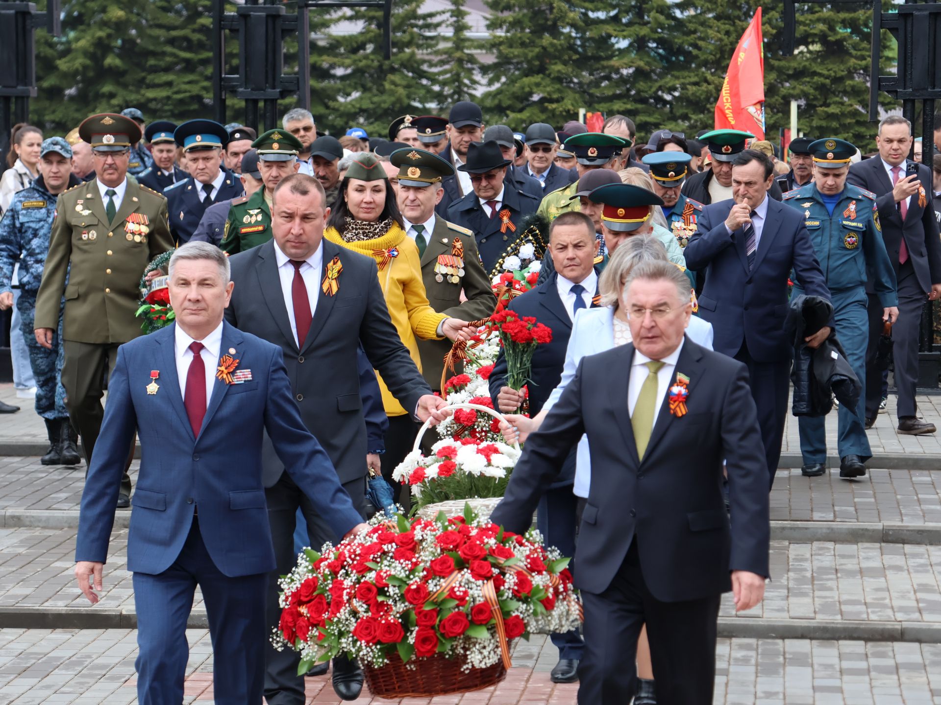 Җиңү килде җирне нурга күмеп, Шатлык белән күзне чылатып!