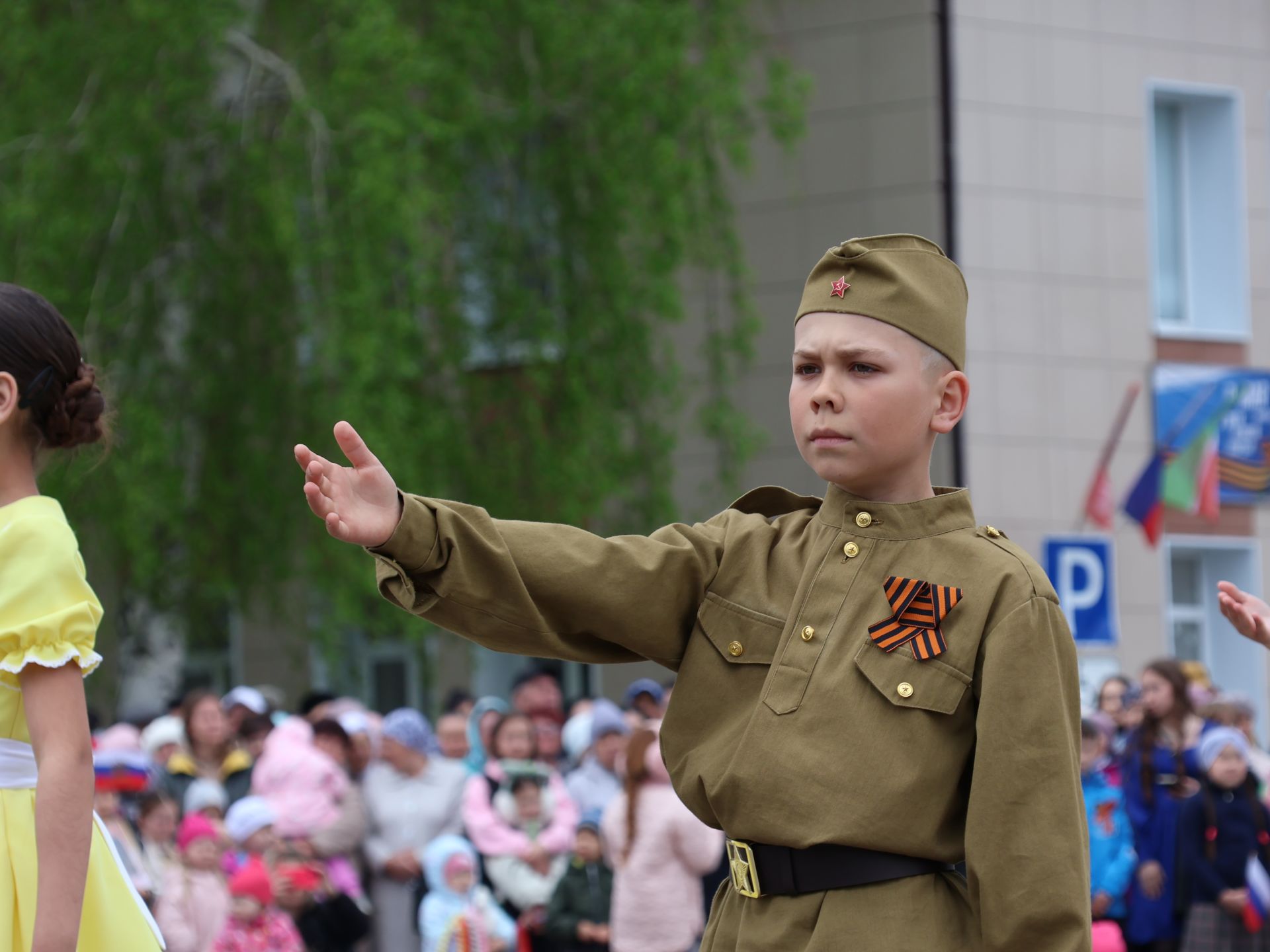 Җиңү килде җирне нурга күмеп, Шатлык белән күзне чылатып!