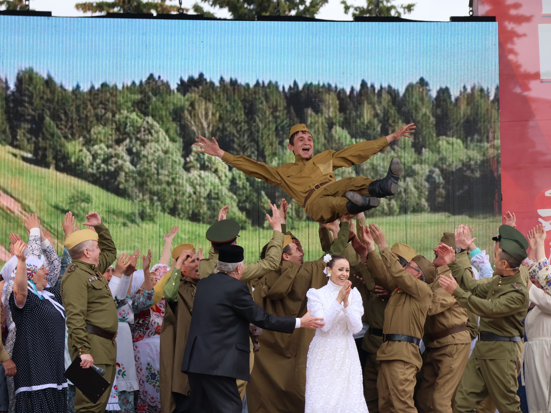 Җиңү килде җирне нурга күмеп, Шатлык белән күзне чылатып!