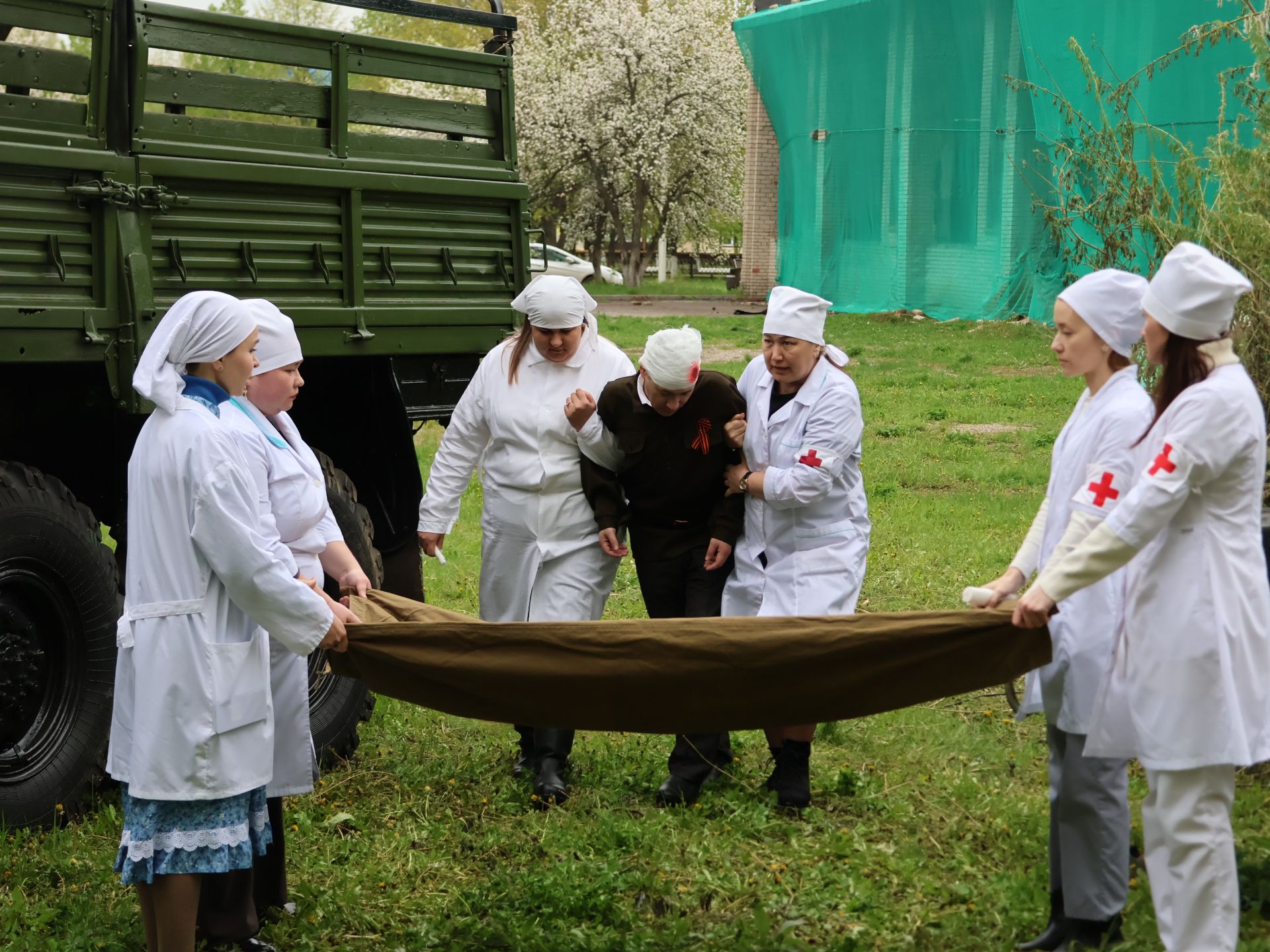 Җиңү килде җирне нурга күмеп, Шатлык белән күзне чылатып!