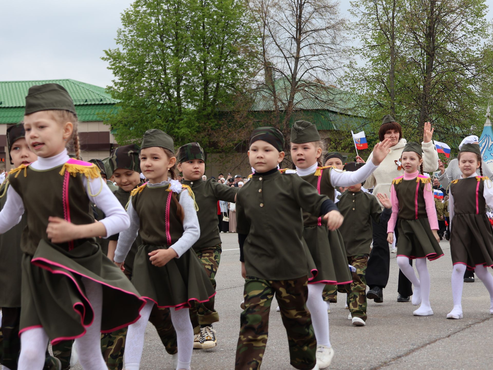 Җиңү килде җирне нурга күмеп, Шатлык белән күзне чылатып!