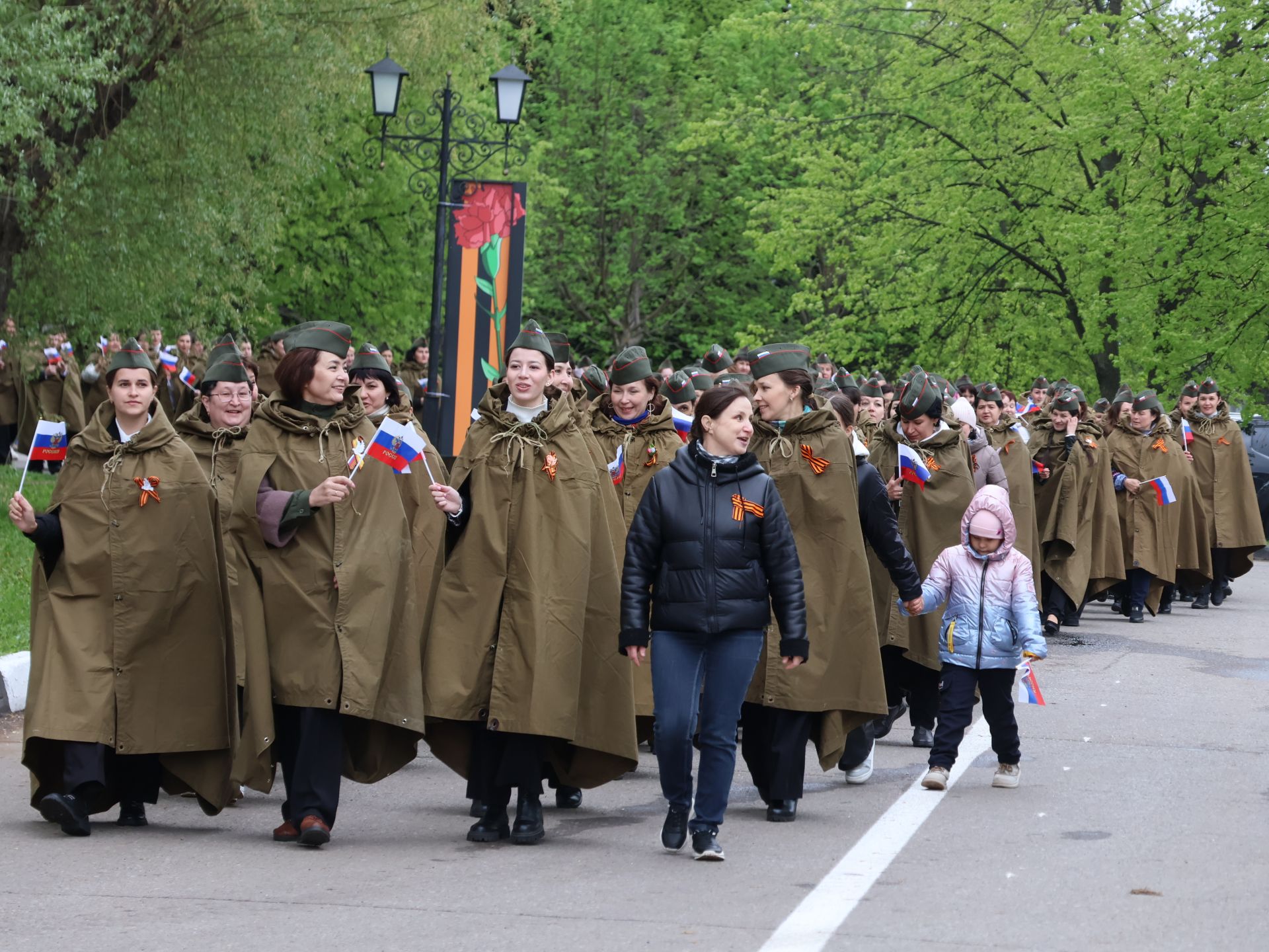 Җиңү килде җирне нурга күмеп, Шатлык белән күзне чылатып!