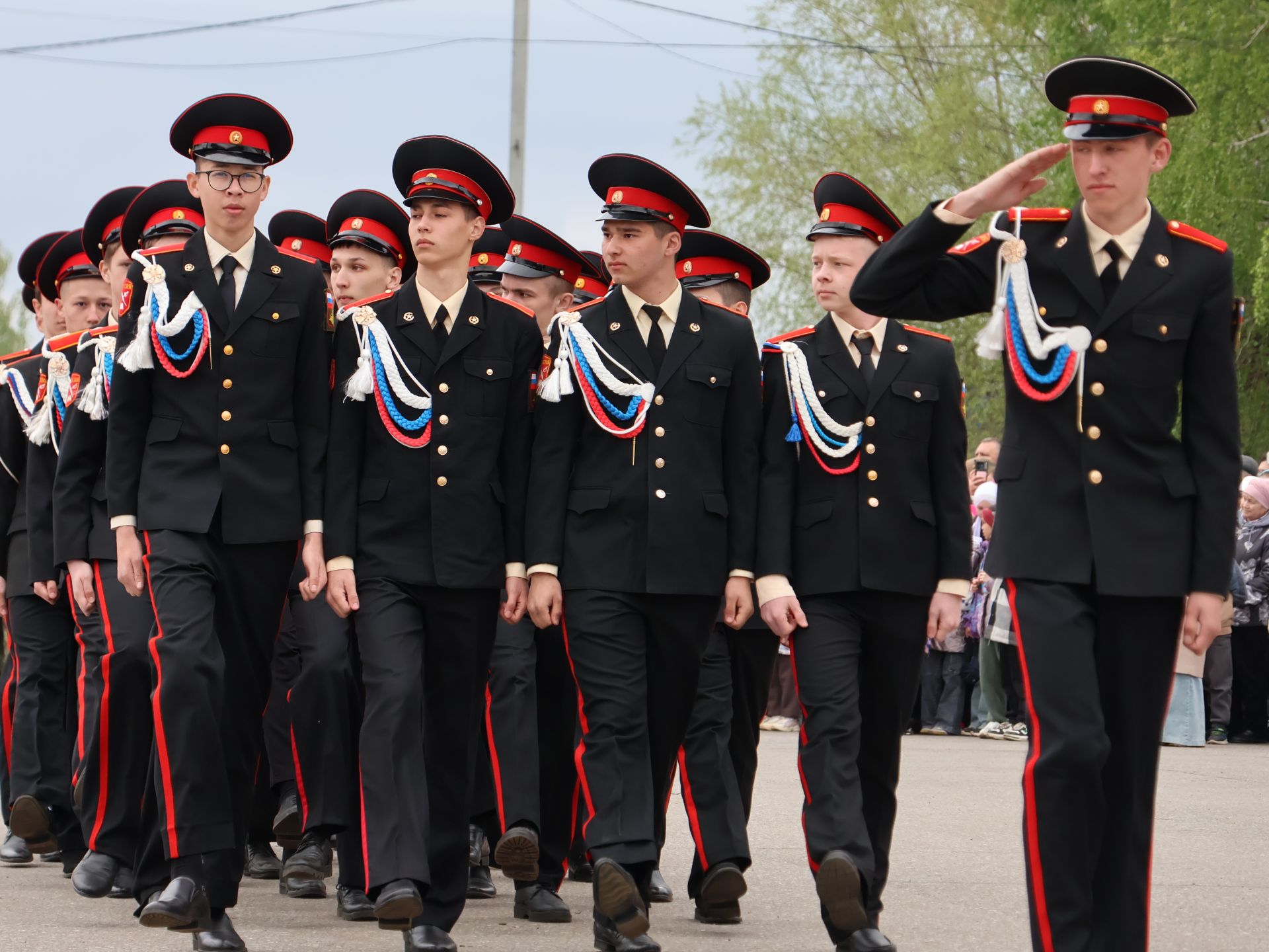 Җиңү килде җирне нурга күмеп, Шатлык белән күзне чылатып!