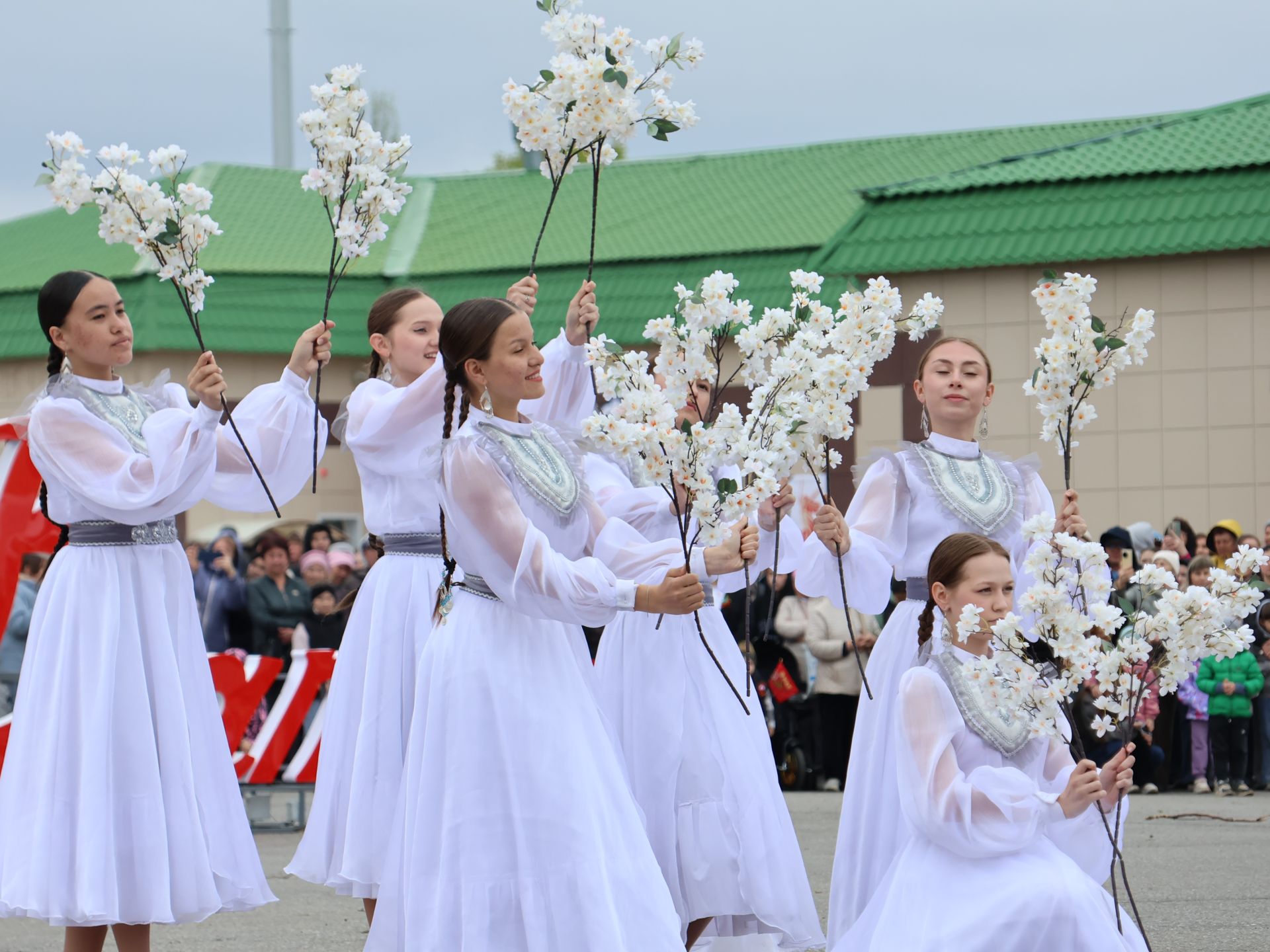 Җиңү килде җирне нурга күмеп, Шатлык белән күзне чылатып!