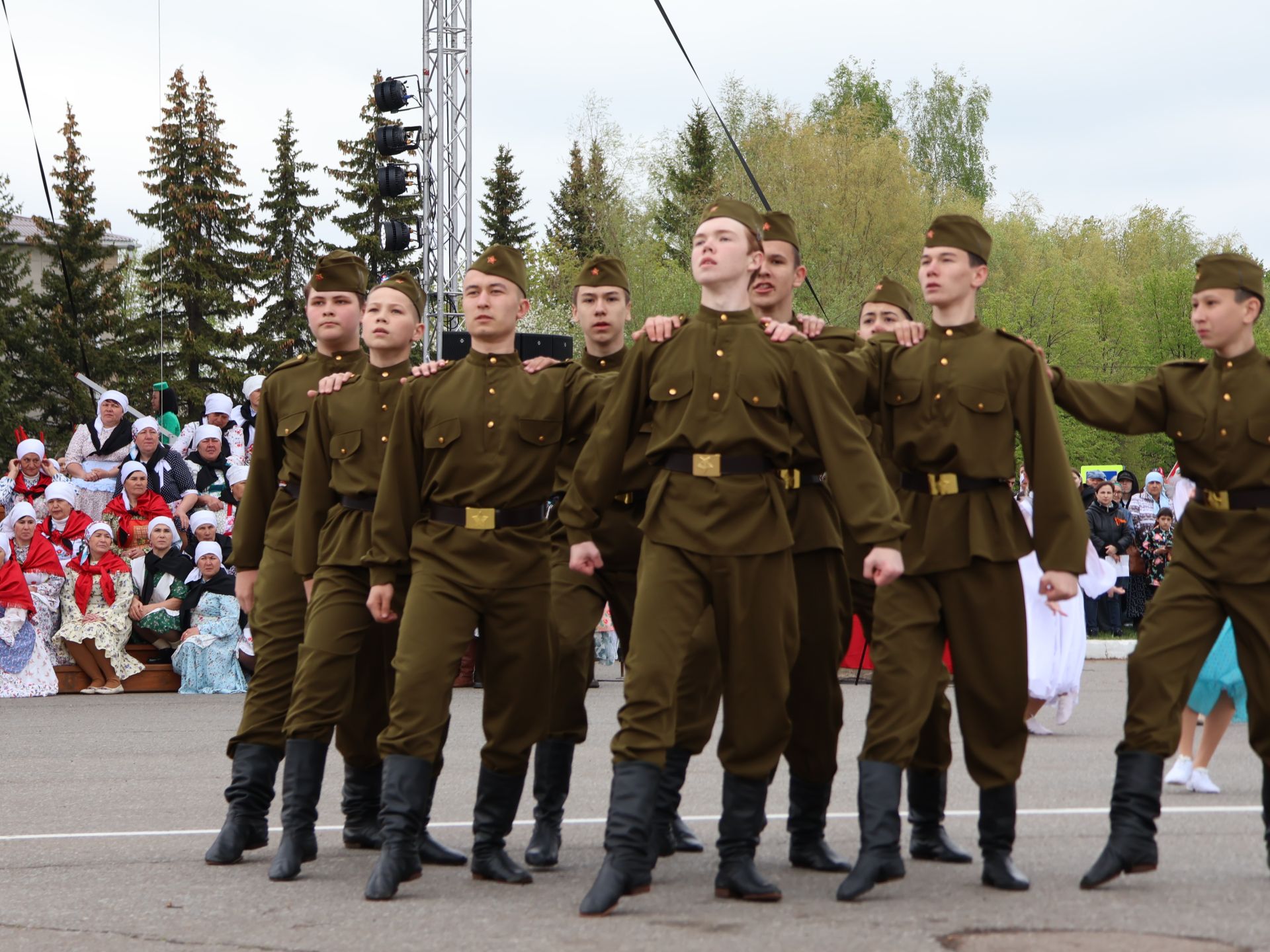 Җиңү килде җирне нурга күмеп, Шатлык белән күзне чылатып!