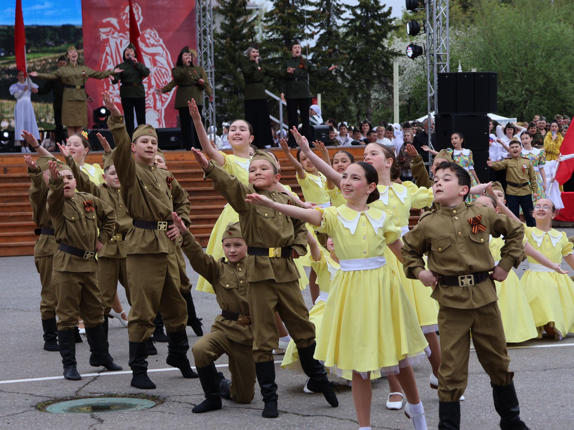 Җиңү килде җирне нурга күмеп, Шатлык белән күзне чылатып!