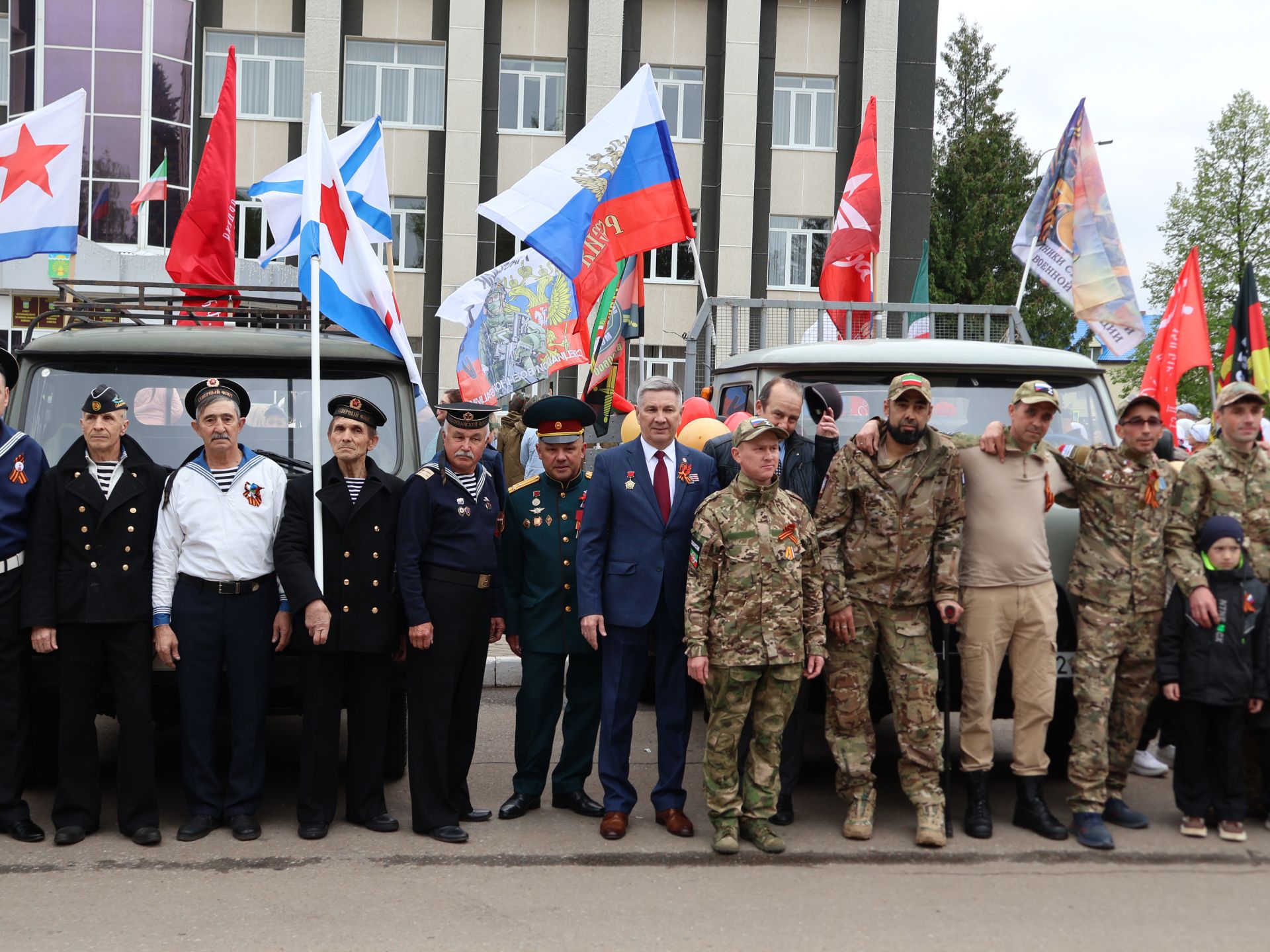 Җиңү килде җирне нурга күмеп, Шатлык белән күзне чылатып!