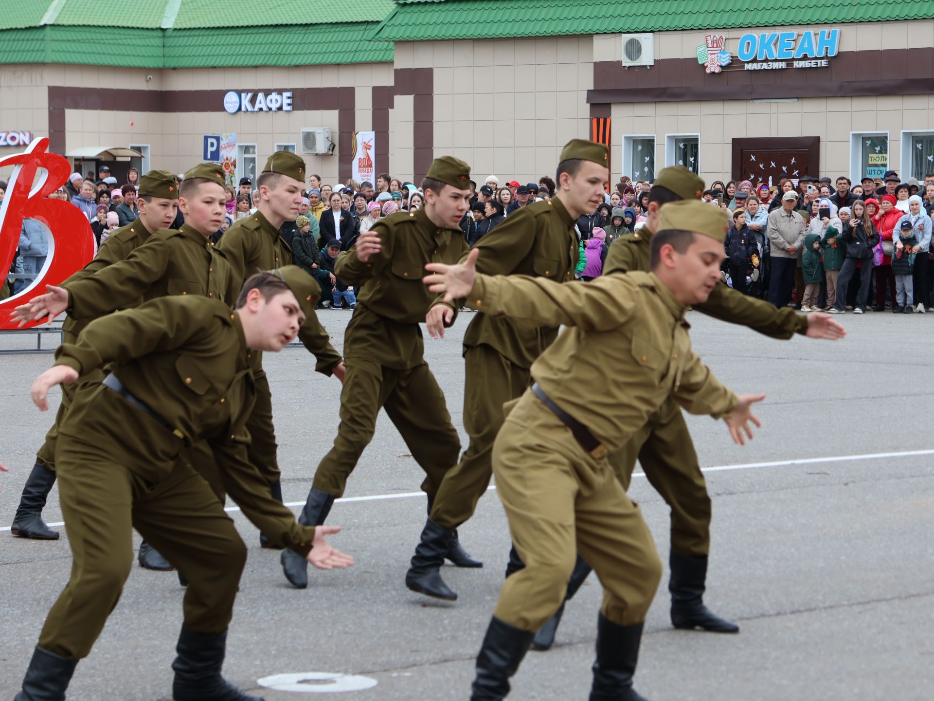 Җиңү килде җирне нурга күмеп, Шатлык белән күзне чылатып!