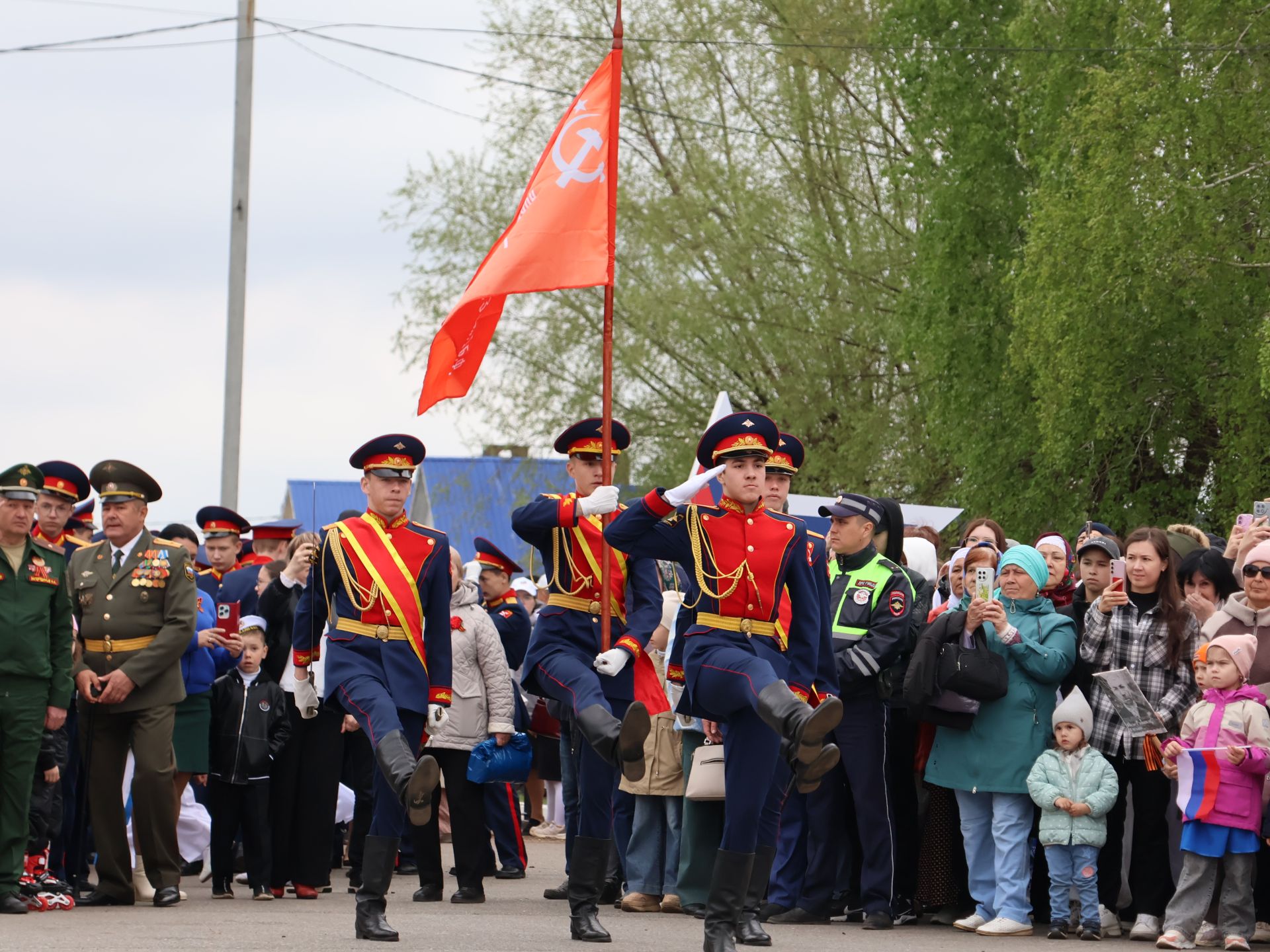 Җиңү килде җирне нурга күмеп, Шатлык белән күзне чылатып!