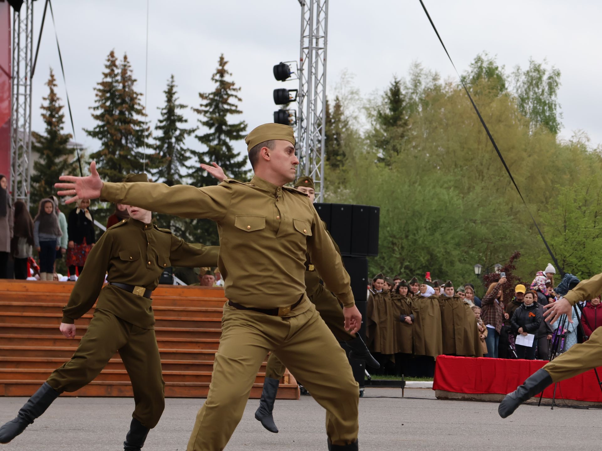 Җиңү килде җирне нурга күмеп, Шатлык белән күзне чылатып!