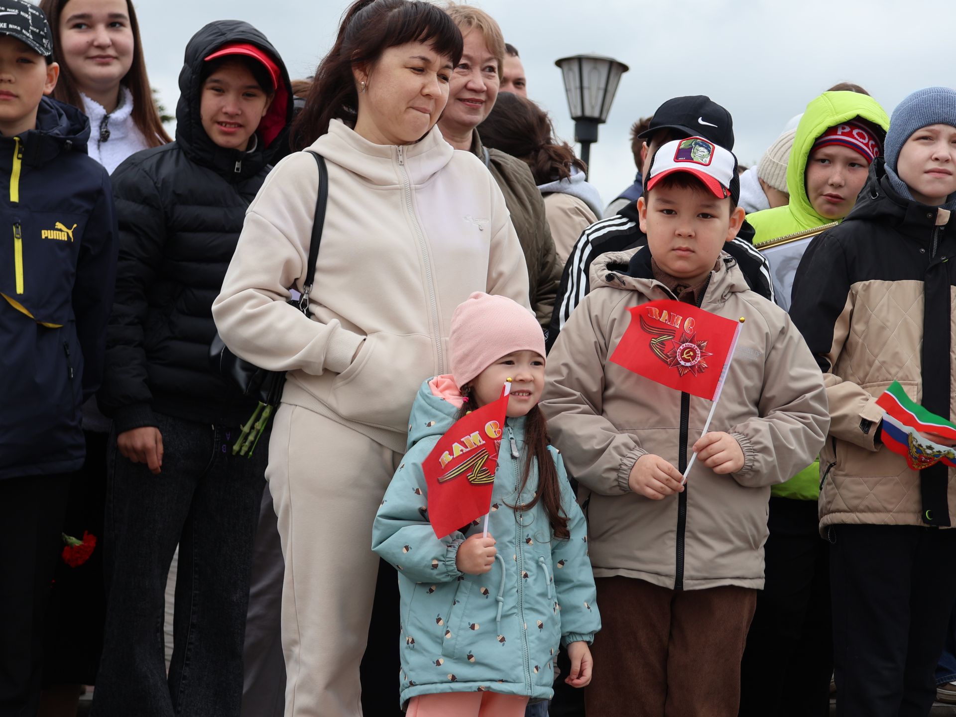 Җиңү килде җирне нурга күмеп, Шатлык белән күзне чылатып!