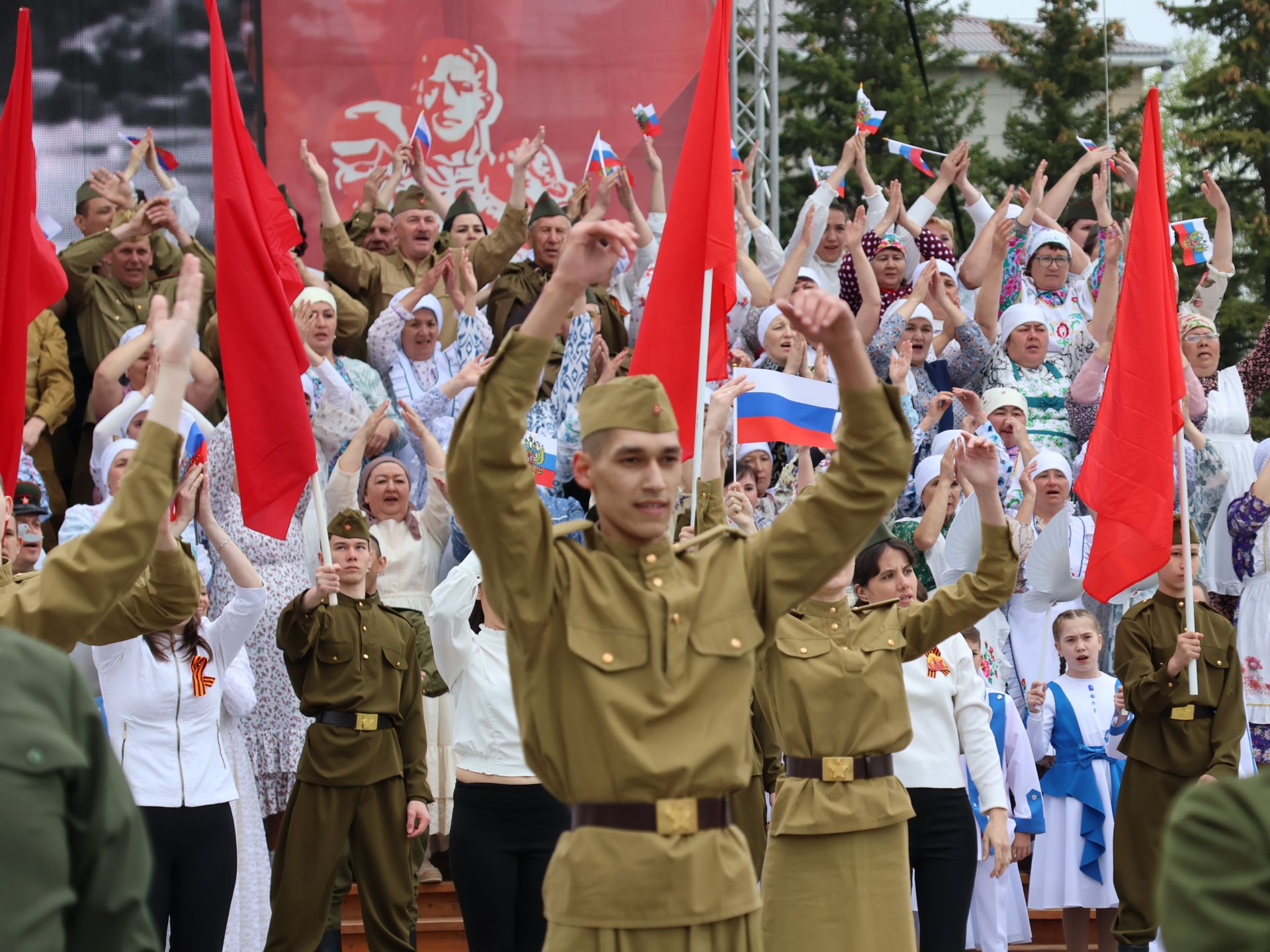 Җиңү килде җирне нурга күмеп, Шатлык белән күзне чылатып!