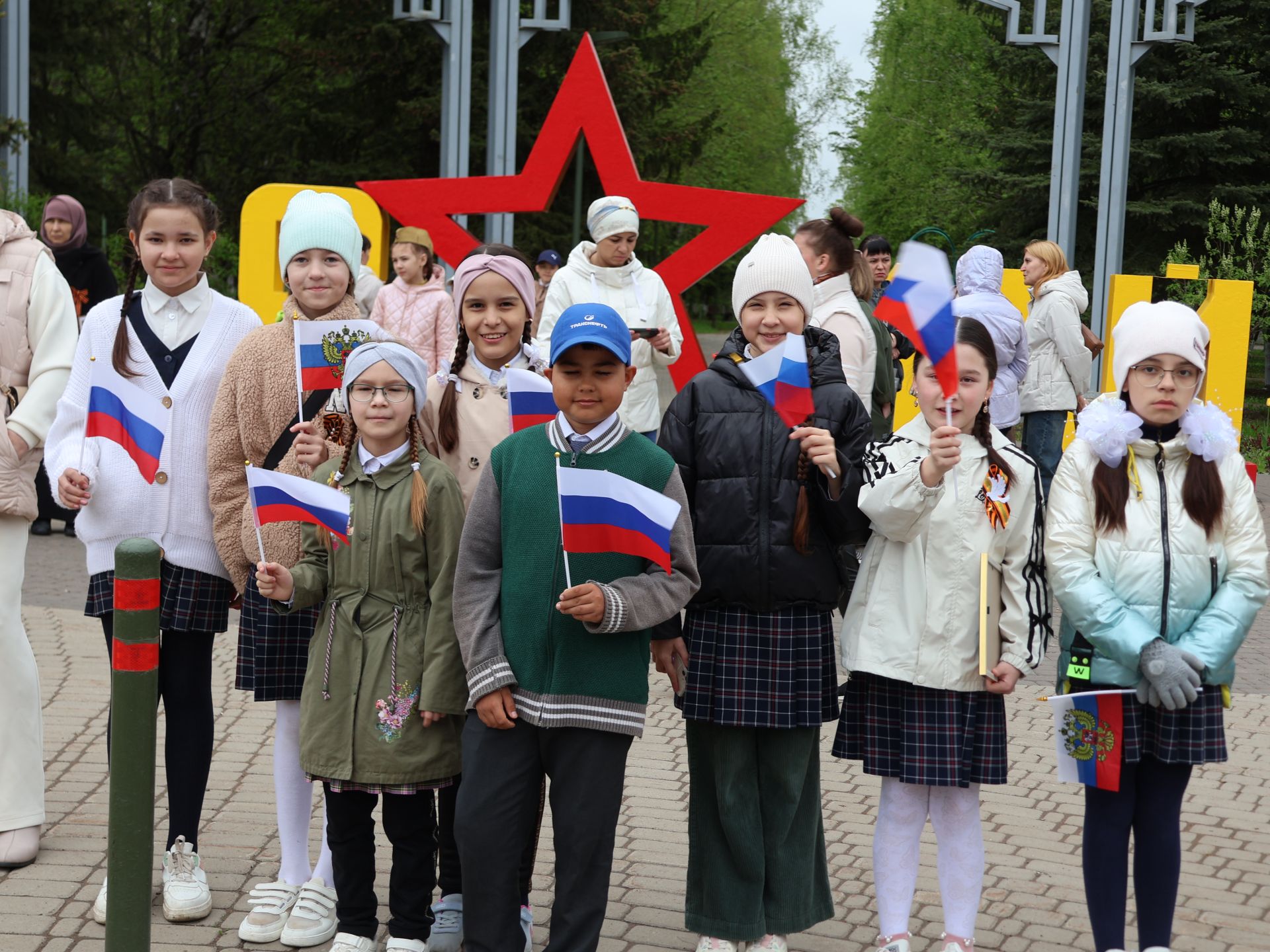 Җиңү килде җирне нурга күмеп, Шатлык белән күзне чылатып!