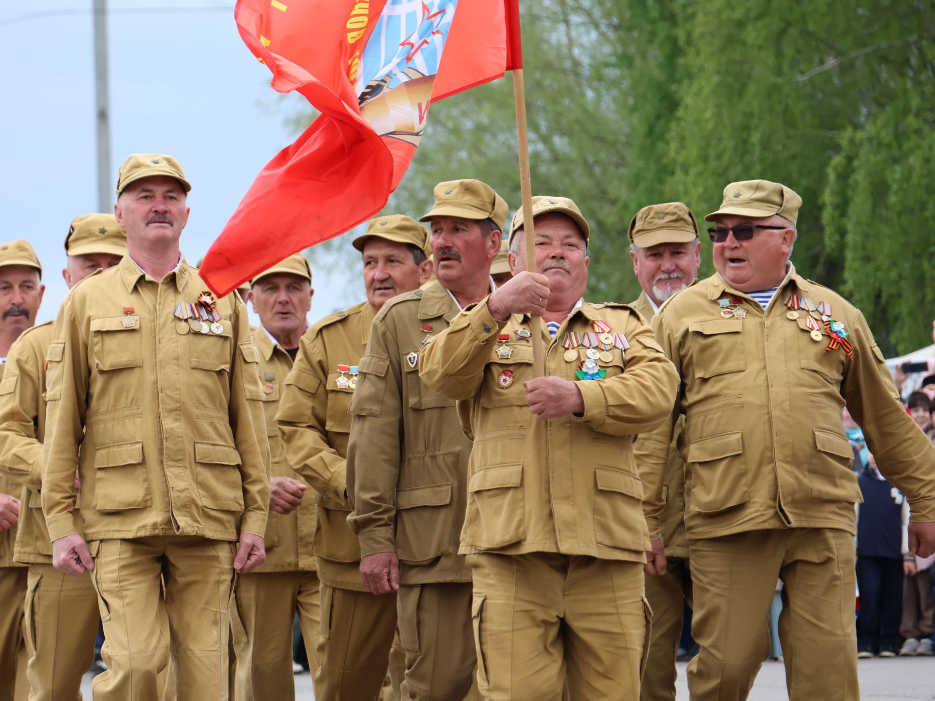 Җиңү килде җирне нурга күмеп, Шатлык белән күзне чылатып!