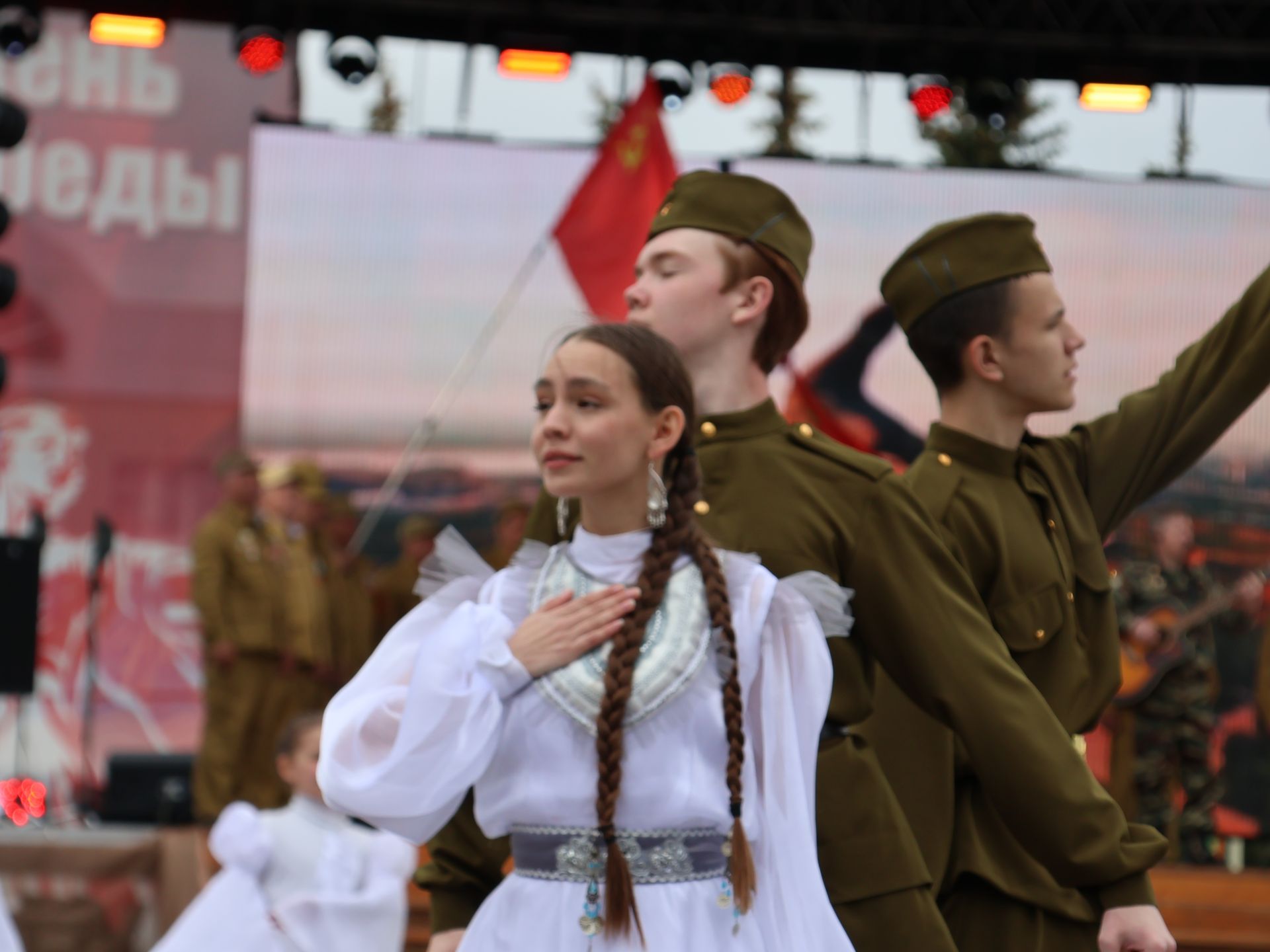 Җиңү килде җирне нурга күмеп, Шатлык белән күзне чылатып!