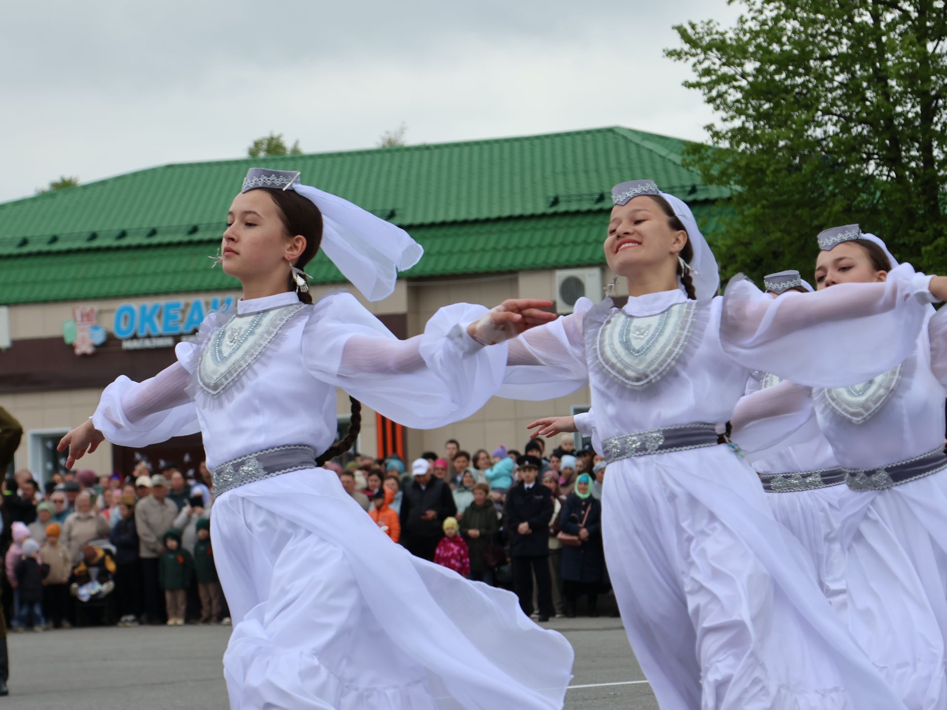 Җиңү килде җирне нурга күмеп, Шатлык белән күзне чылатып!