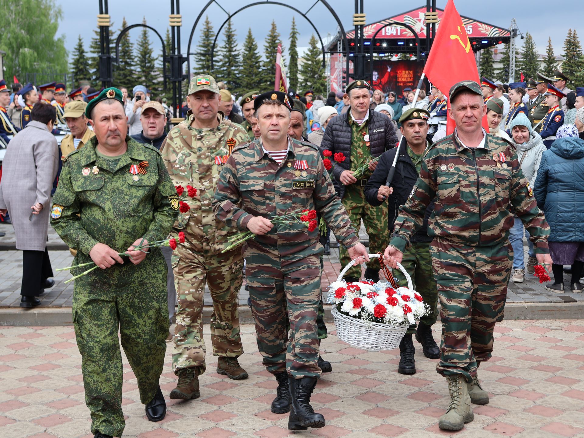 Җиңү килде җирне нурга күмеп, Шатлык белән күзне чылатып!
