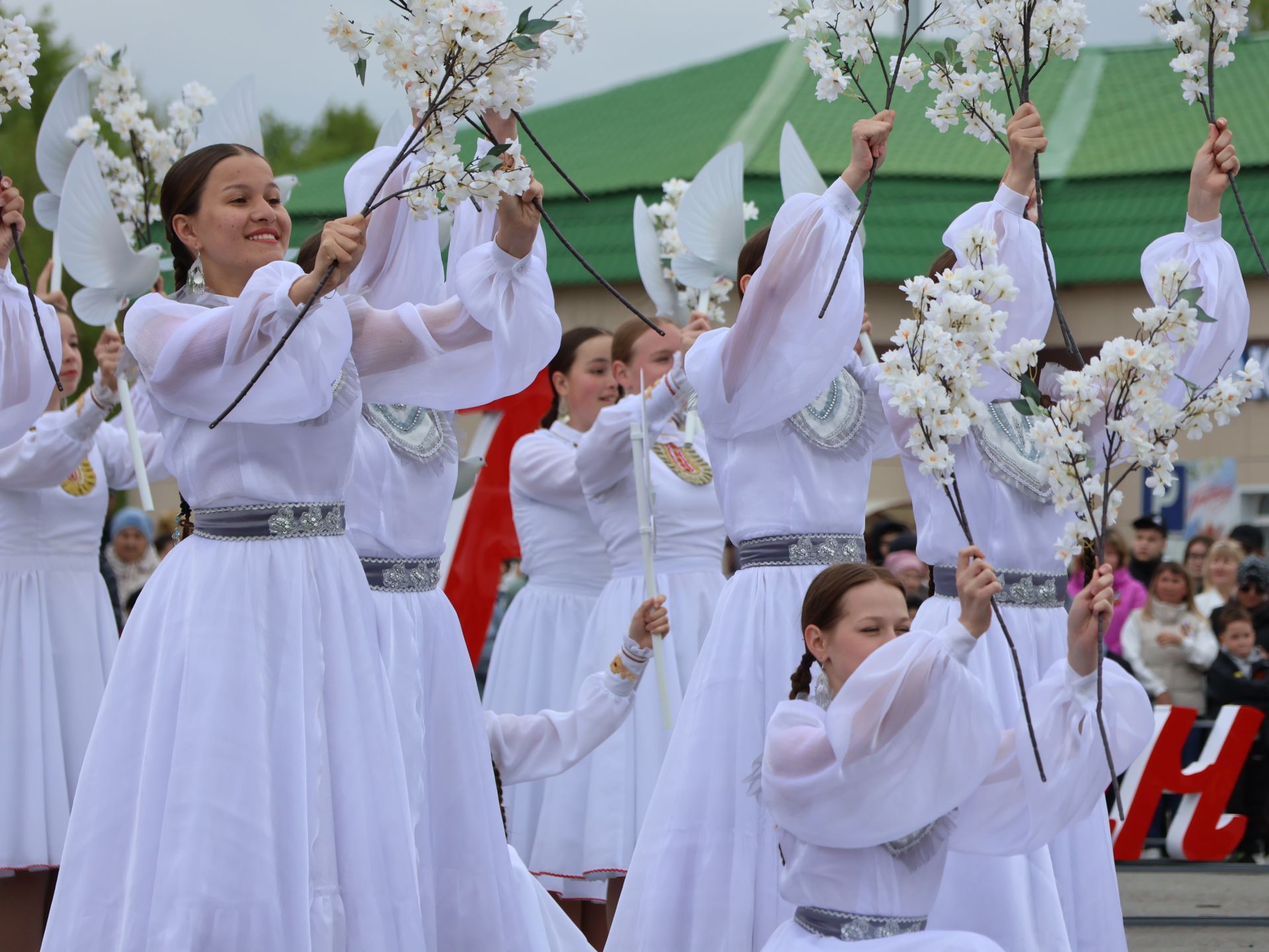 Җиңү килде җирне нурга күмеп, Шатлык белән күзне чылатып!