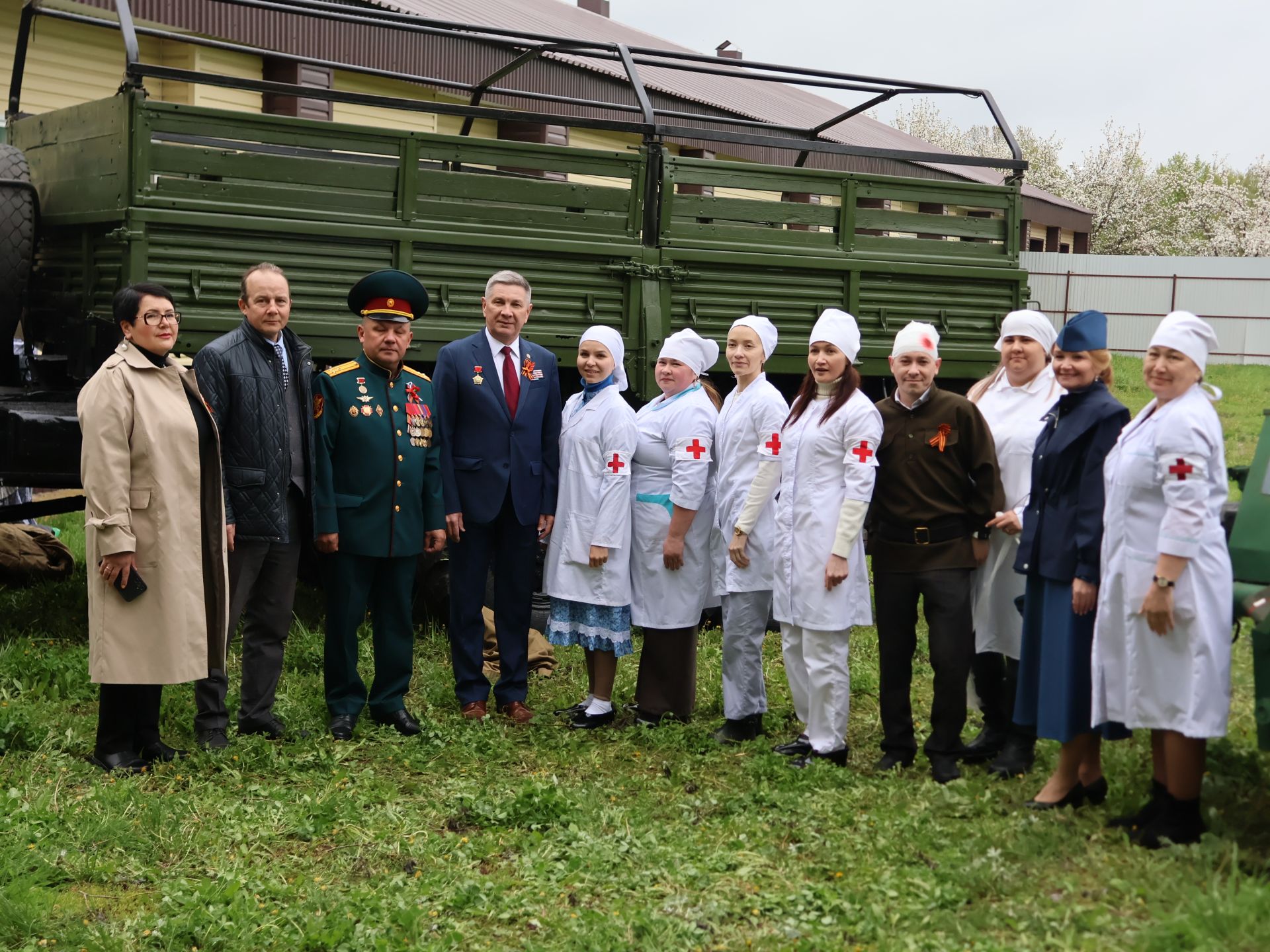Җиңү килде җирне нурга күмеп, Шатлык белән күзне чылатып!