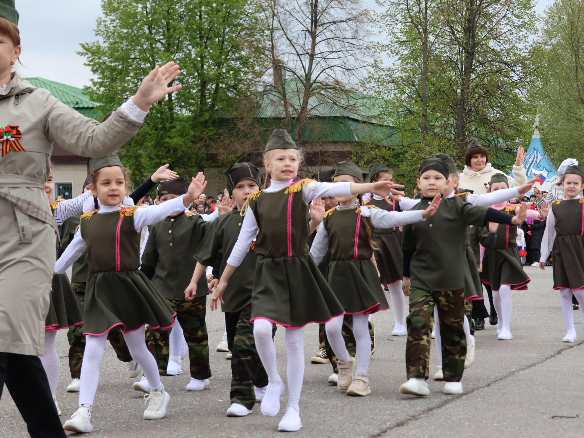 Җиңү килде җирне нурга күмеп, Шатлык белән күзне чылатып!