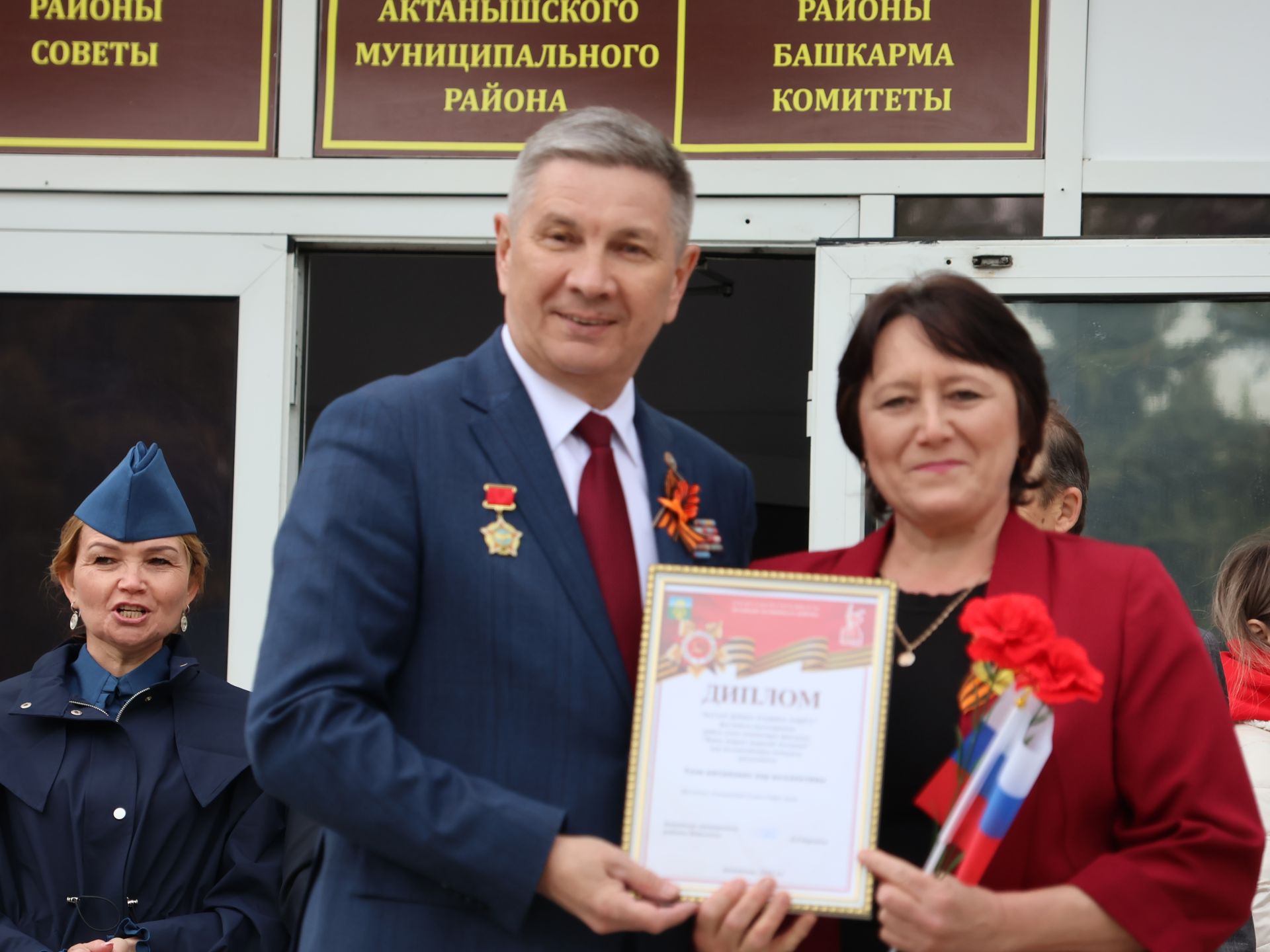 Җиңү килде җирне нурга күмеп, Шатлык белән күзне чылатып!