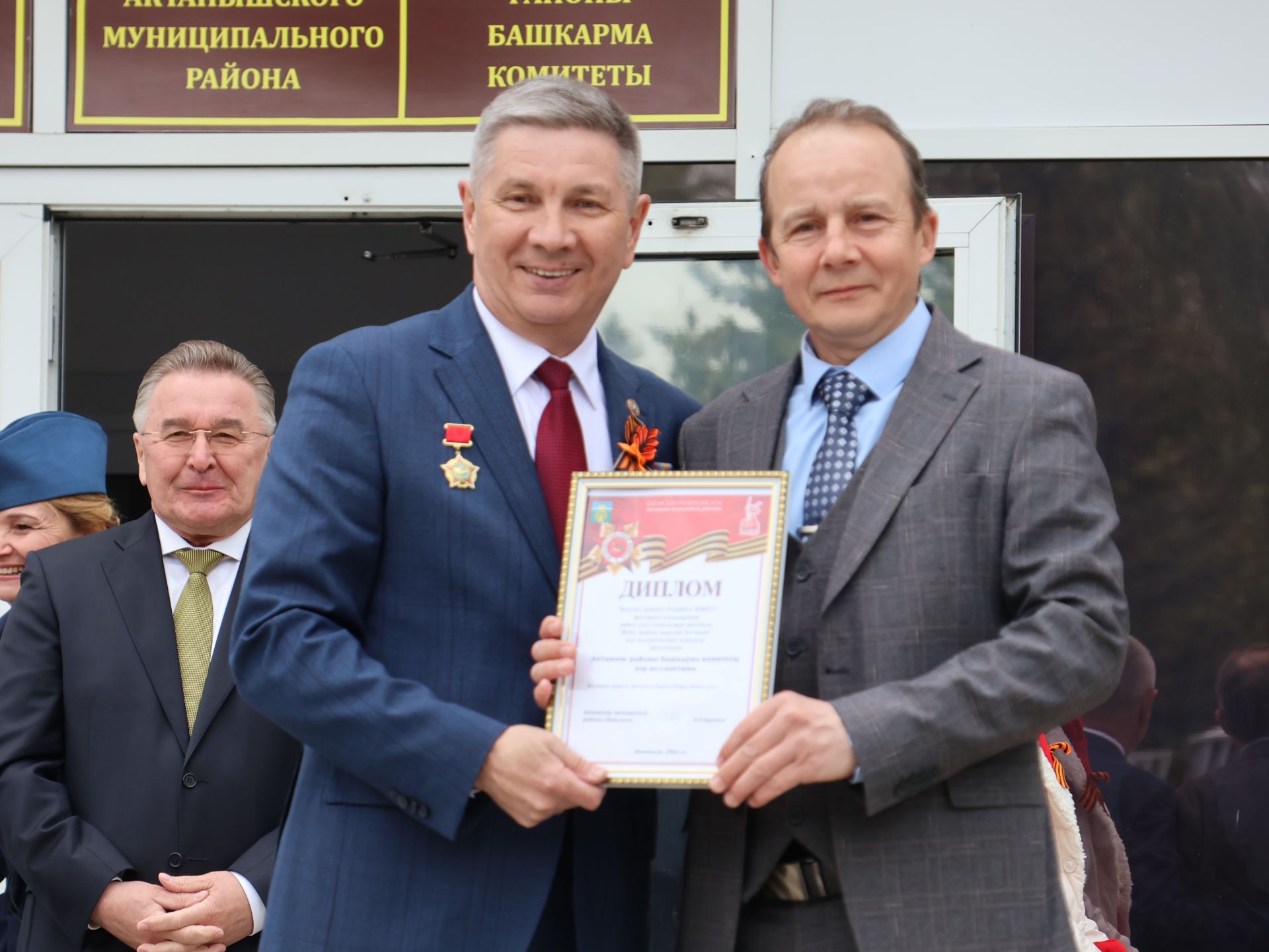 Җиңү килде җирне нурга күмеп, Шатлык белән күзне чылатып!