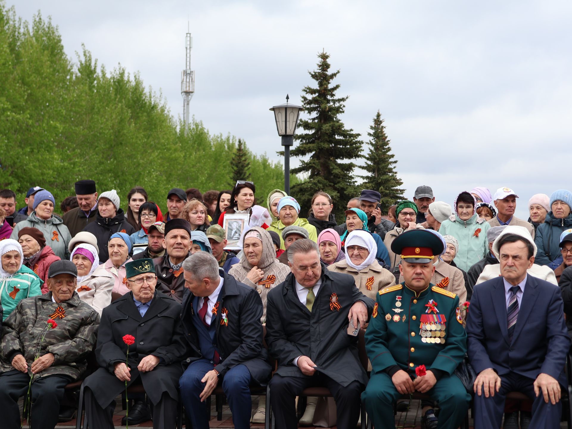 Җиңү килде җирне нурга күмеп, Шатлык белән күзне чылатып!