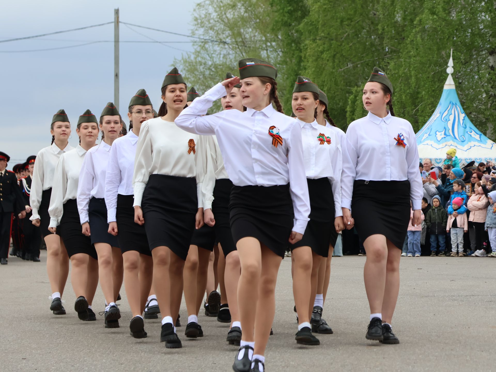 Җиңү килде җирне нурга күмеп, Шатлык белән күзне чылатып!