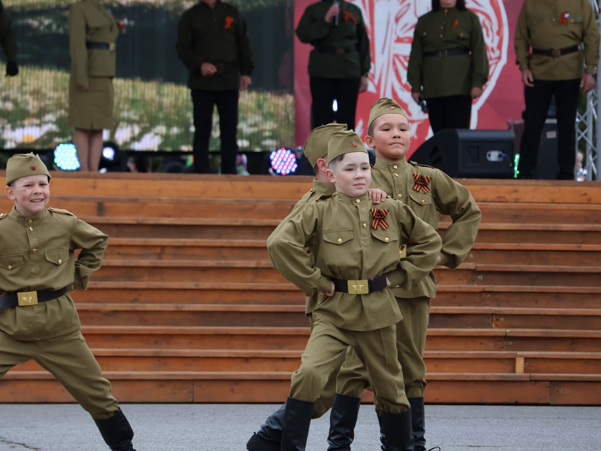 Җиңү килде җирне нурга күмеп, Шатлык белән күзне чылатып!