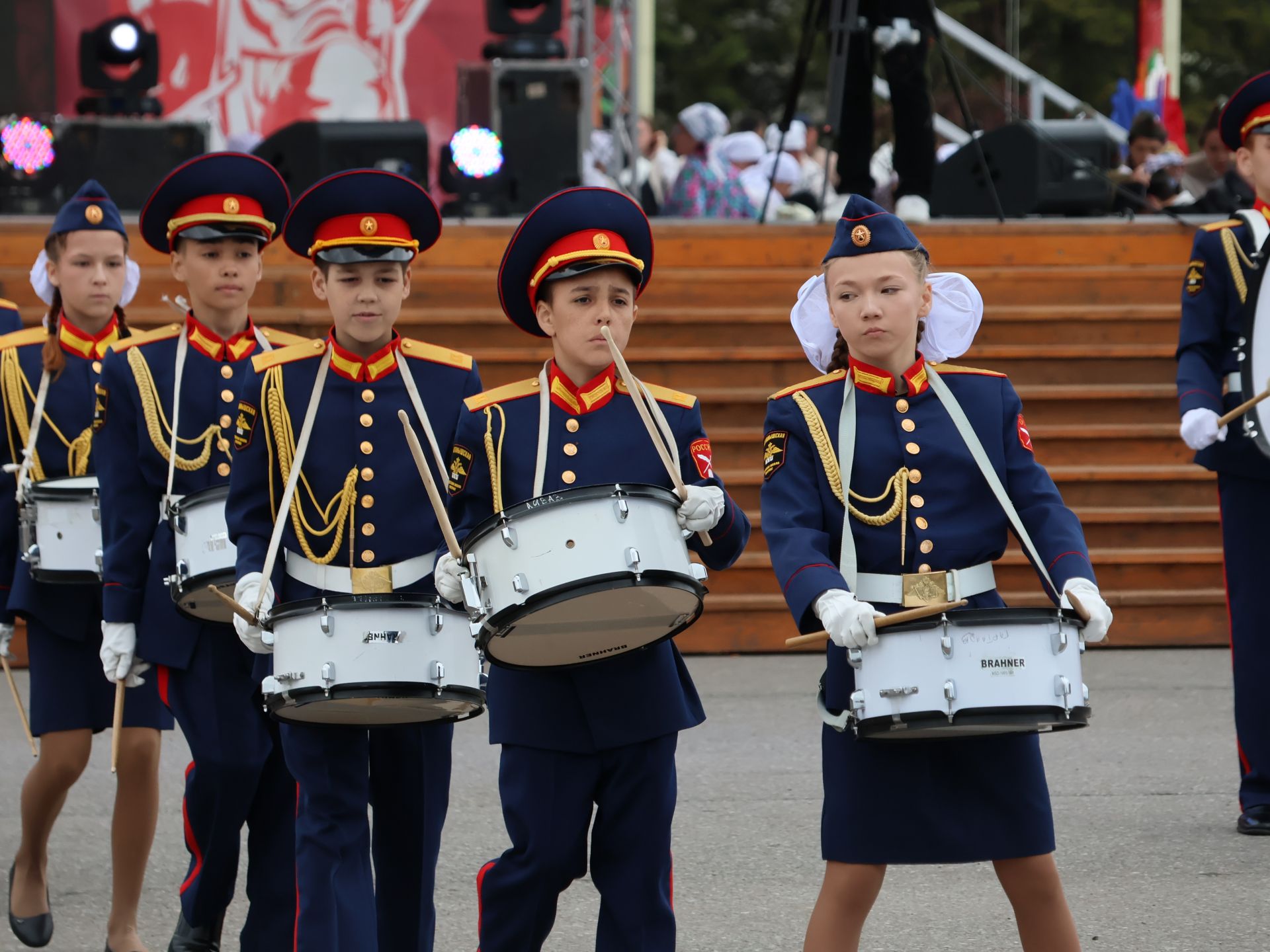 Җиңү килде җирне нурга күмеп, Шатлык белән күзне чылатып!