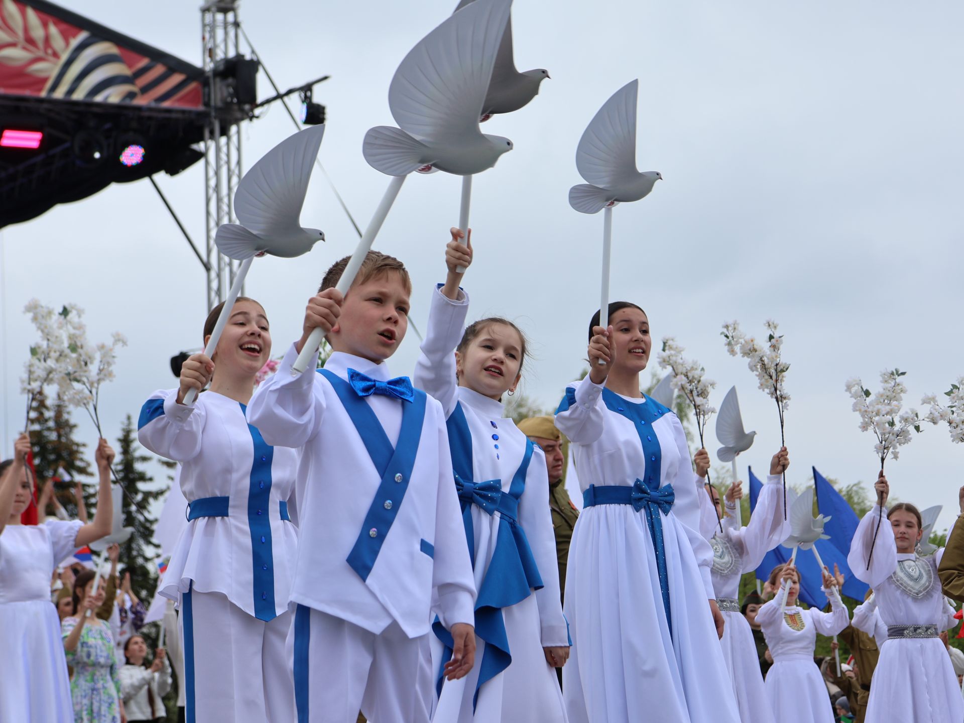 Җиңү килде җирне нурга күмеп, Шатлык белән күзне чылатып!