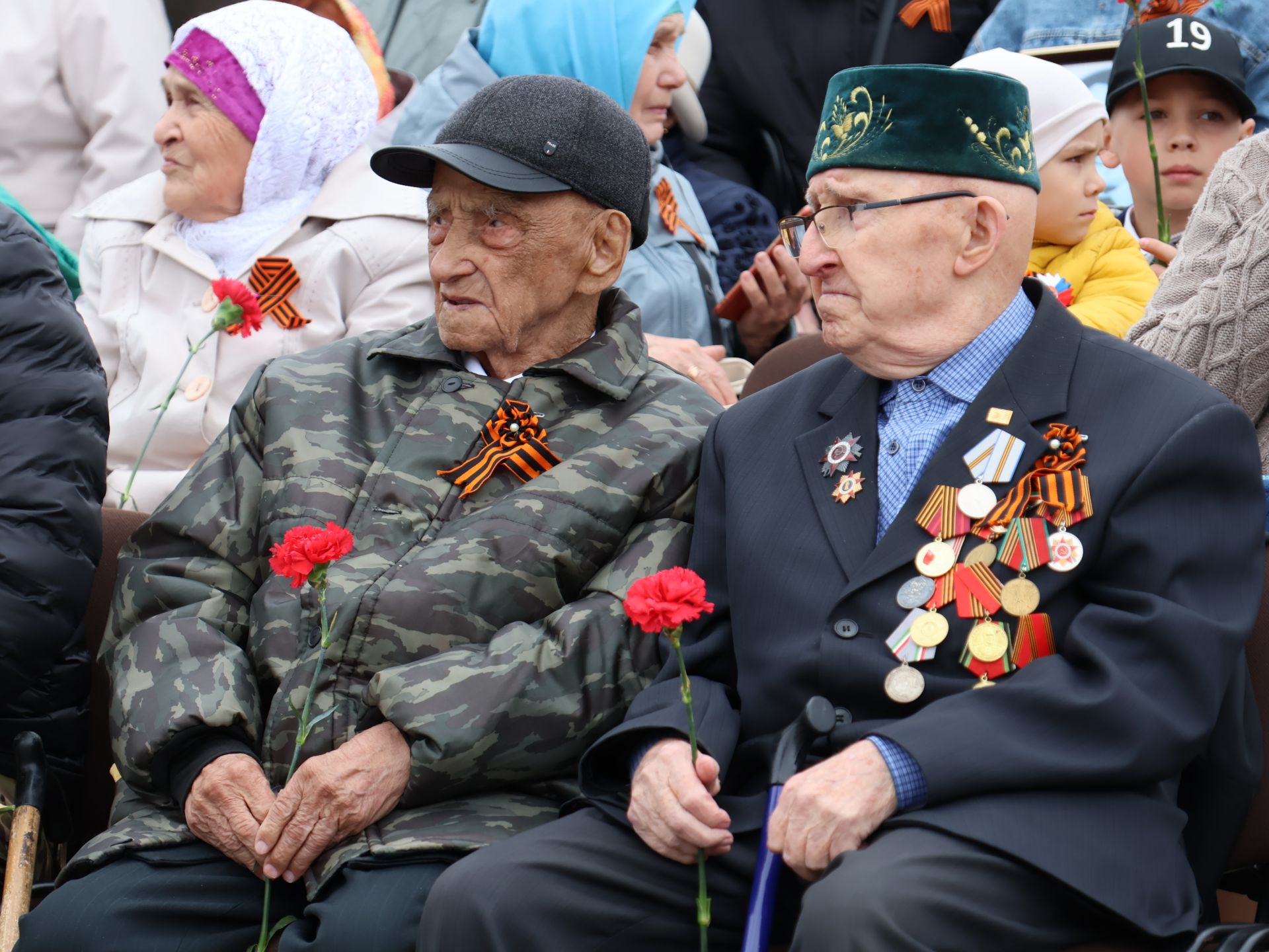 Җиңү килде җирне нурга күмеп, Шатлык белән күзне чылатып!