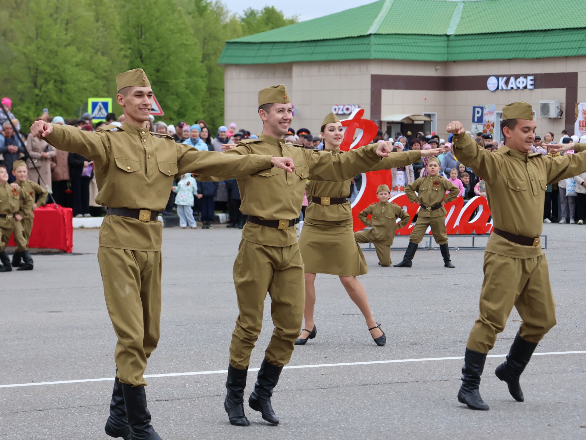 Җиңү килде җирне нурга күмеп, Шатлык белән күзне чылатып!