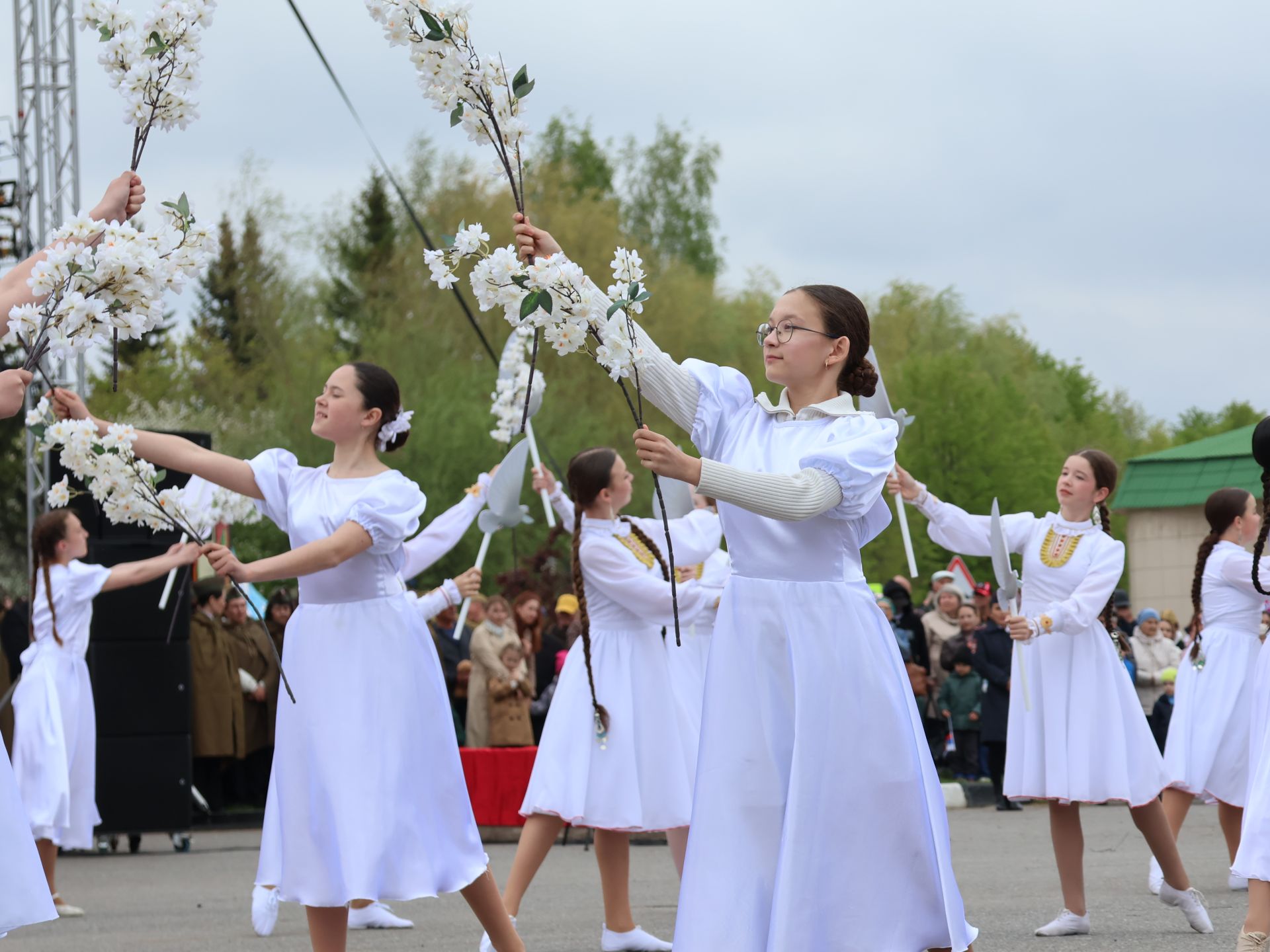Җиңү килде җирне нурга күмеп, Шатлык белән күзне чылатып!