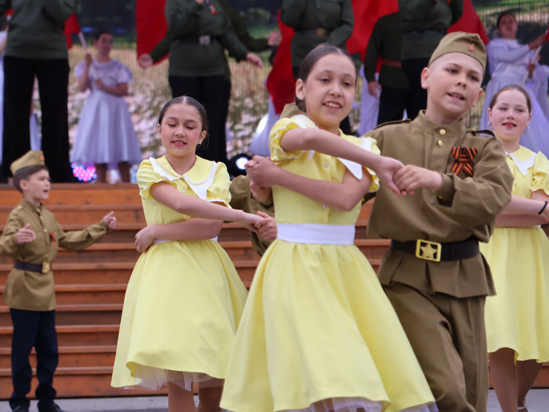 Җиңү килде җирне нурга күмеп, Шатлык белән күзне чылатып!