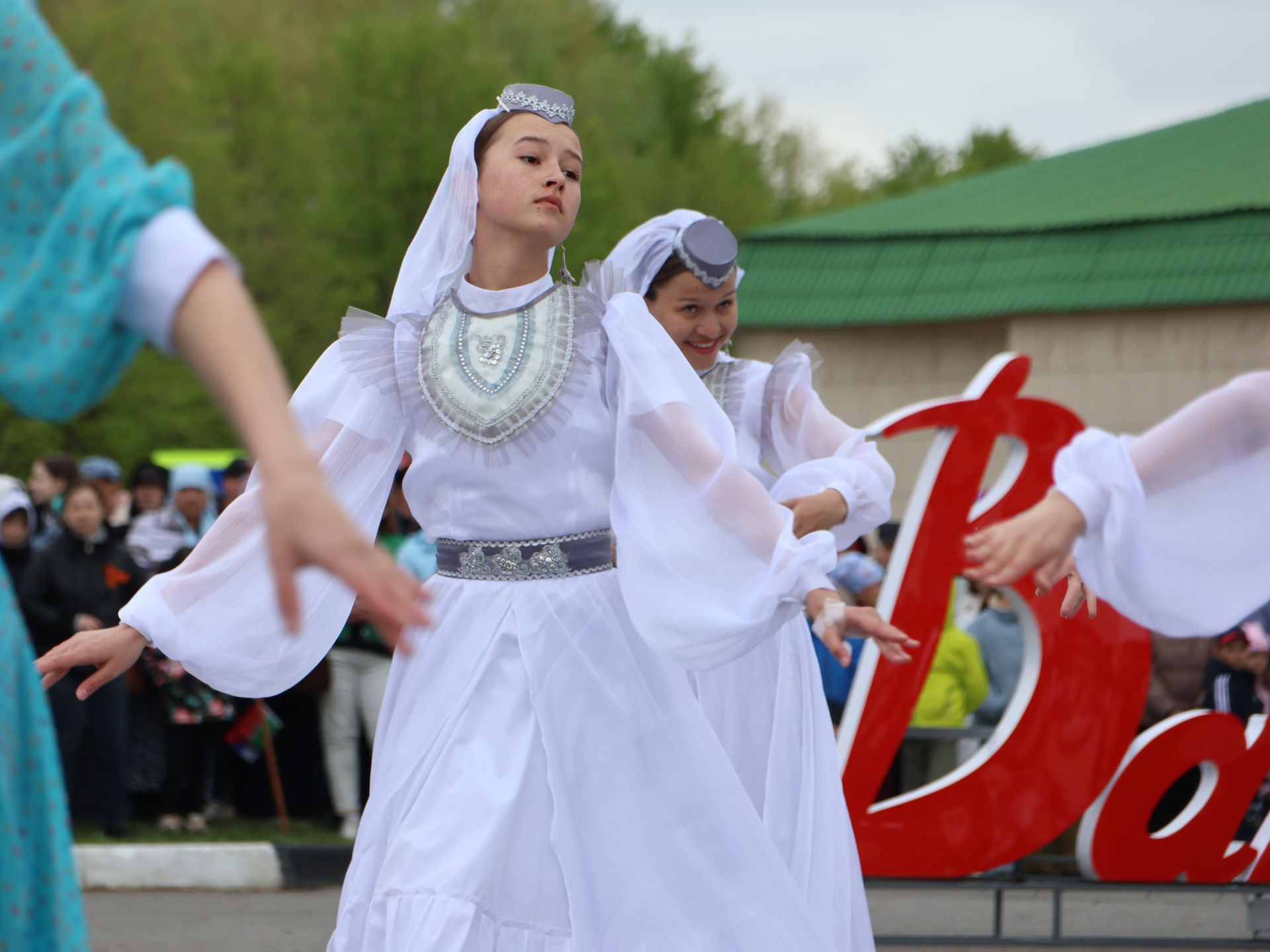 Җиңү килде җирне нурга күмеп, Шатлык белән күзне чылатып!
