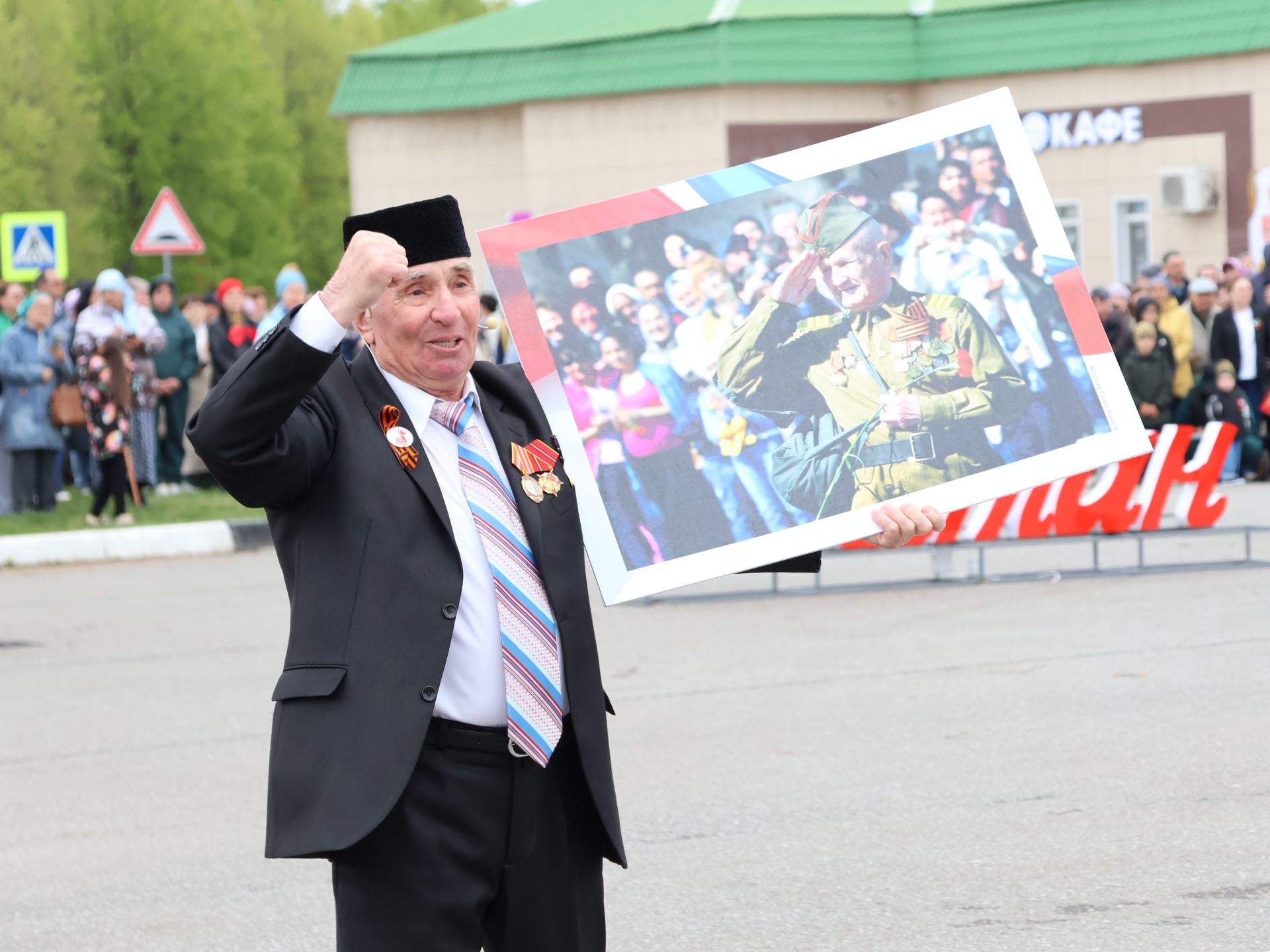 Җиңү килде җирне нурга күмеп, Шатлык белән күзне чылатып!