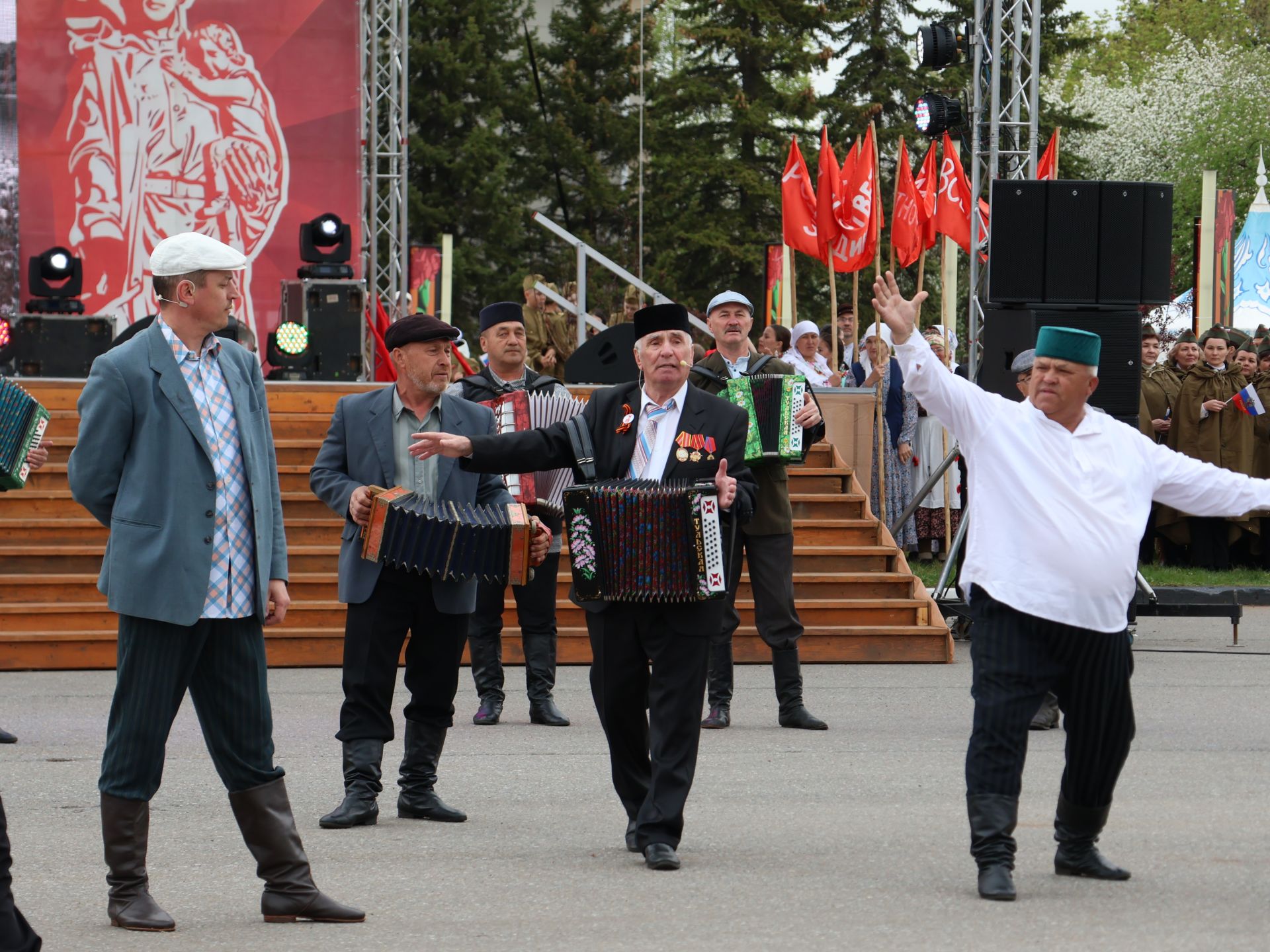 Җиңү килде җирне нурга күмеп, Шатлык белән күзне чылатып!