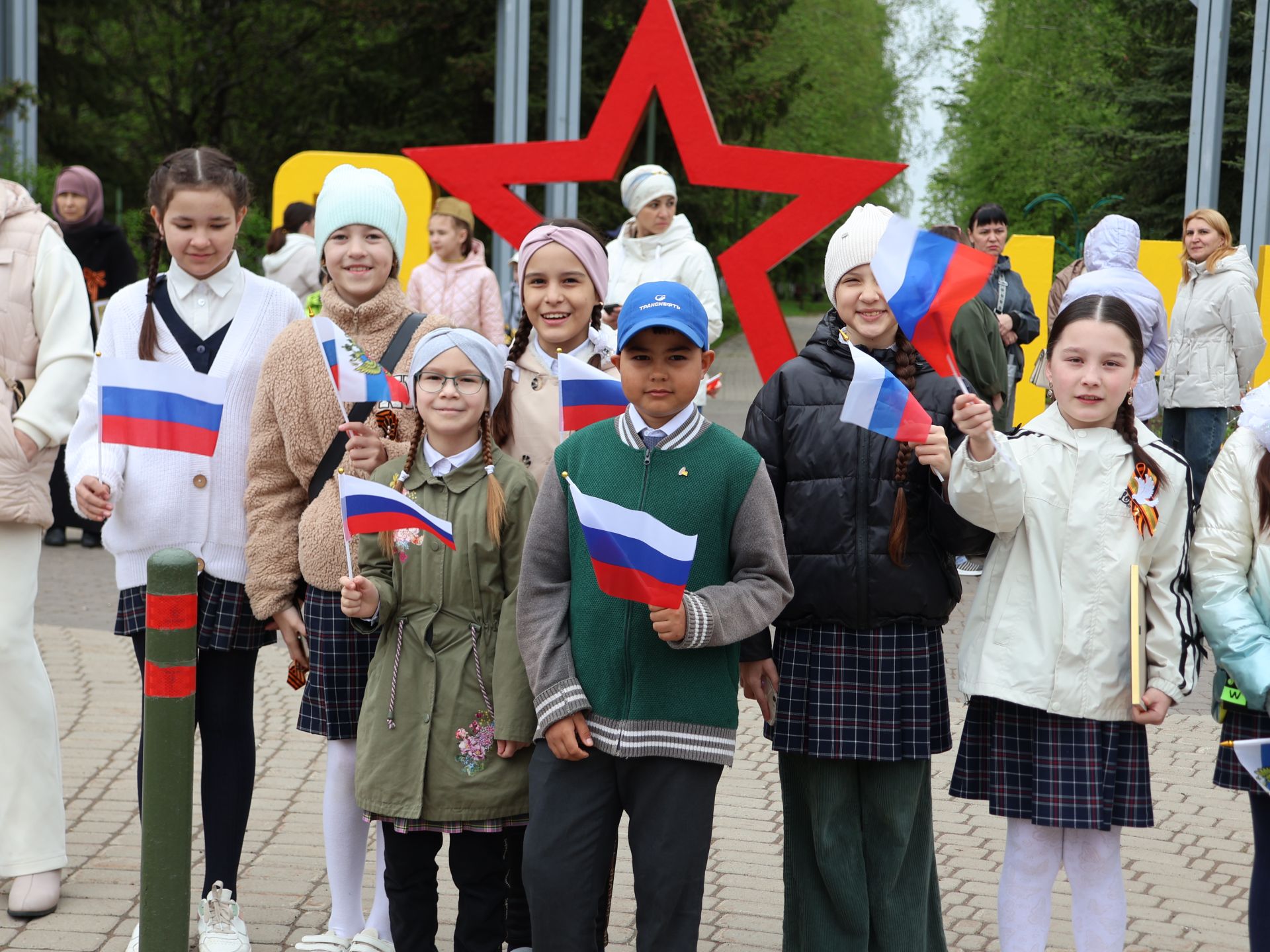 Җиңү килде җирне нурга күмеп, Шатлык белән күзне чылатып!