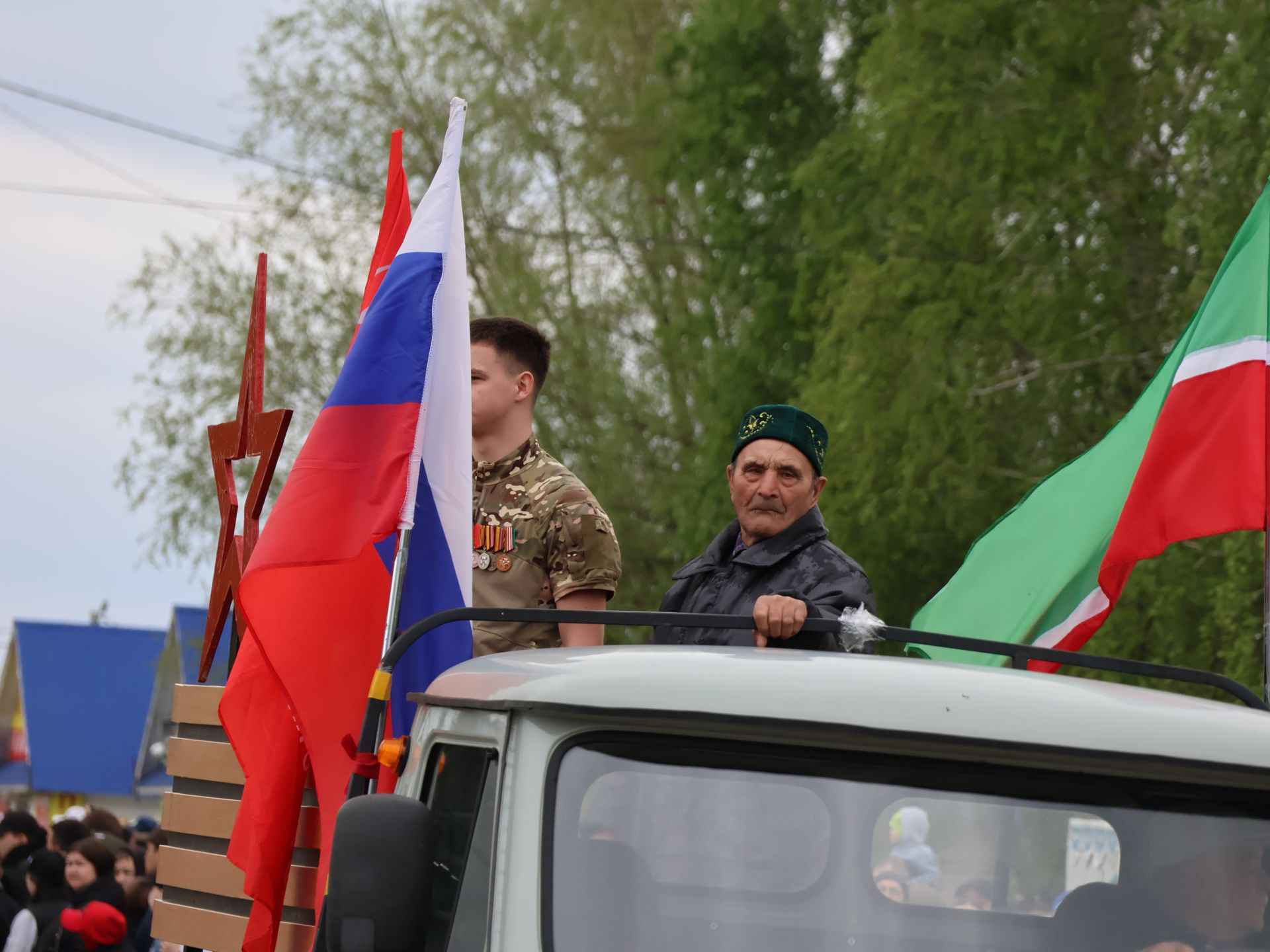 Җиңү килде җирне нурга күмеп, Шатлык белән күзне чылатып!