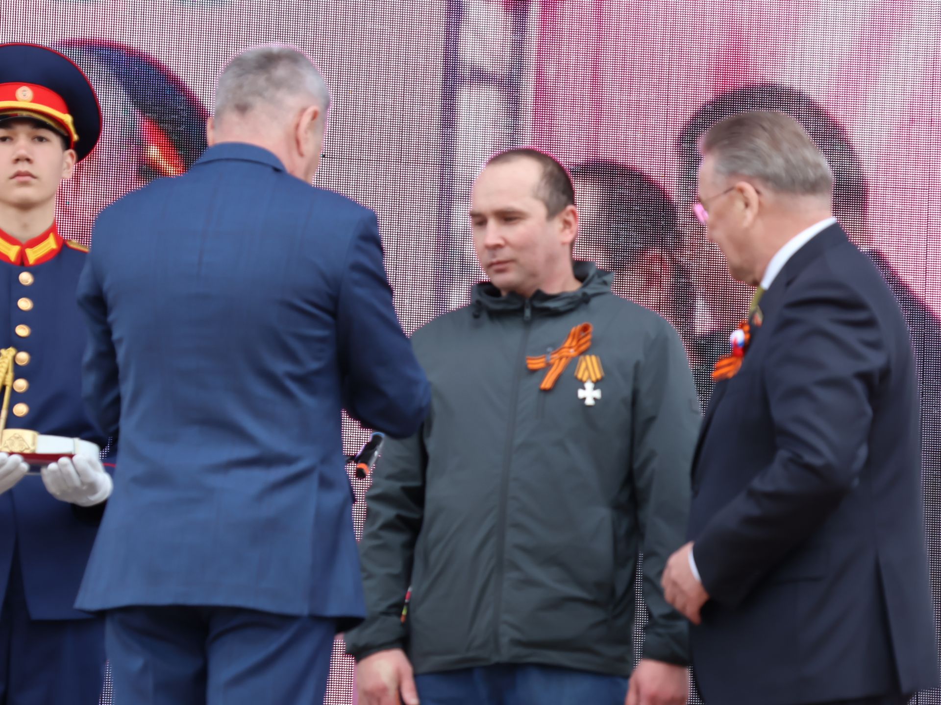 Җиңү килде җирне нурга күмеп, Шатлык белән күзне чылатып!