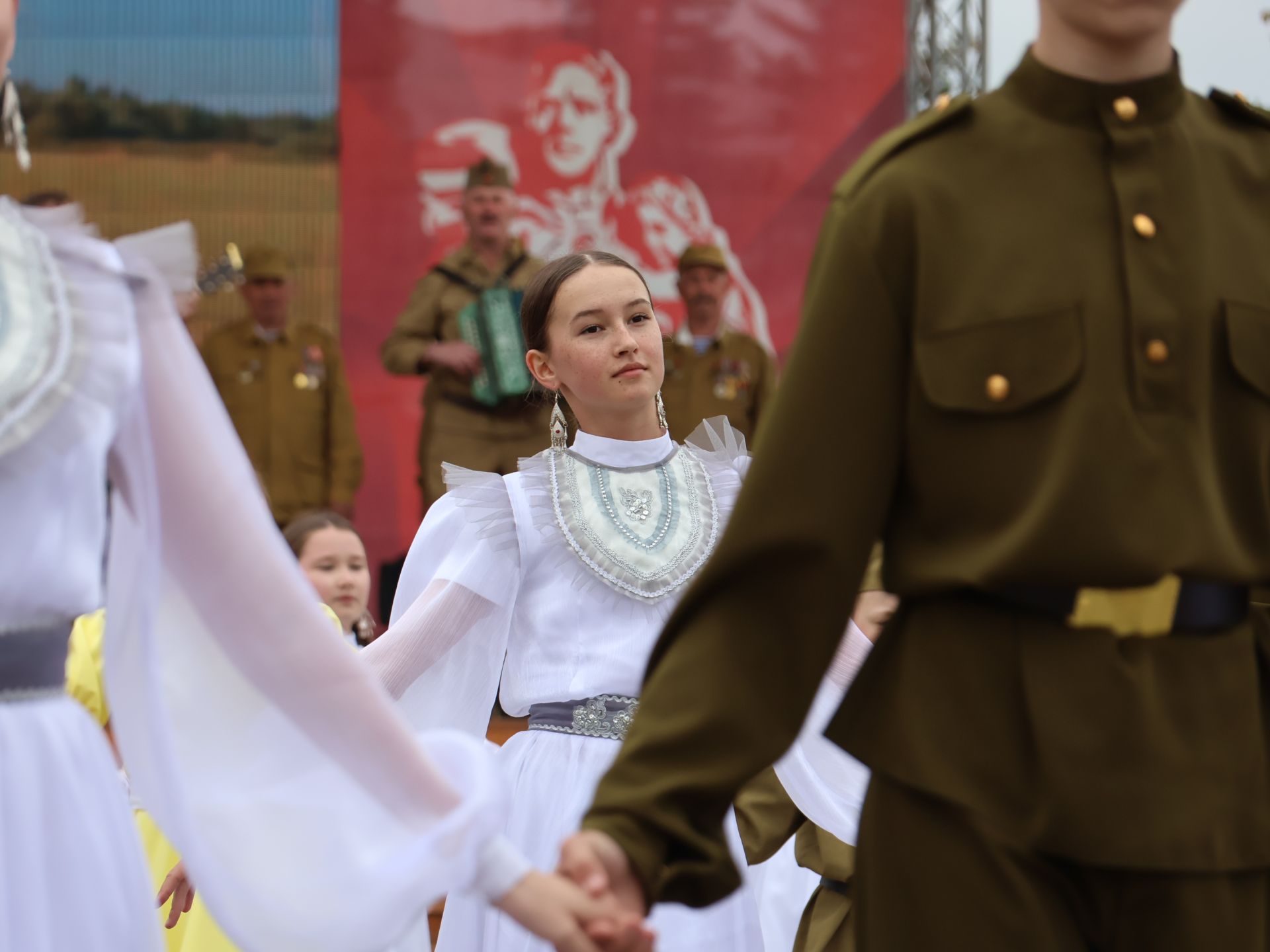 Җиңү килде җирне нурга күмеп, Шатлык белән күзне чылатып!