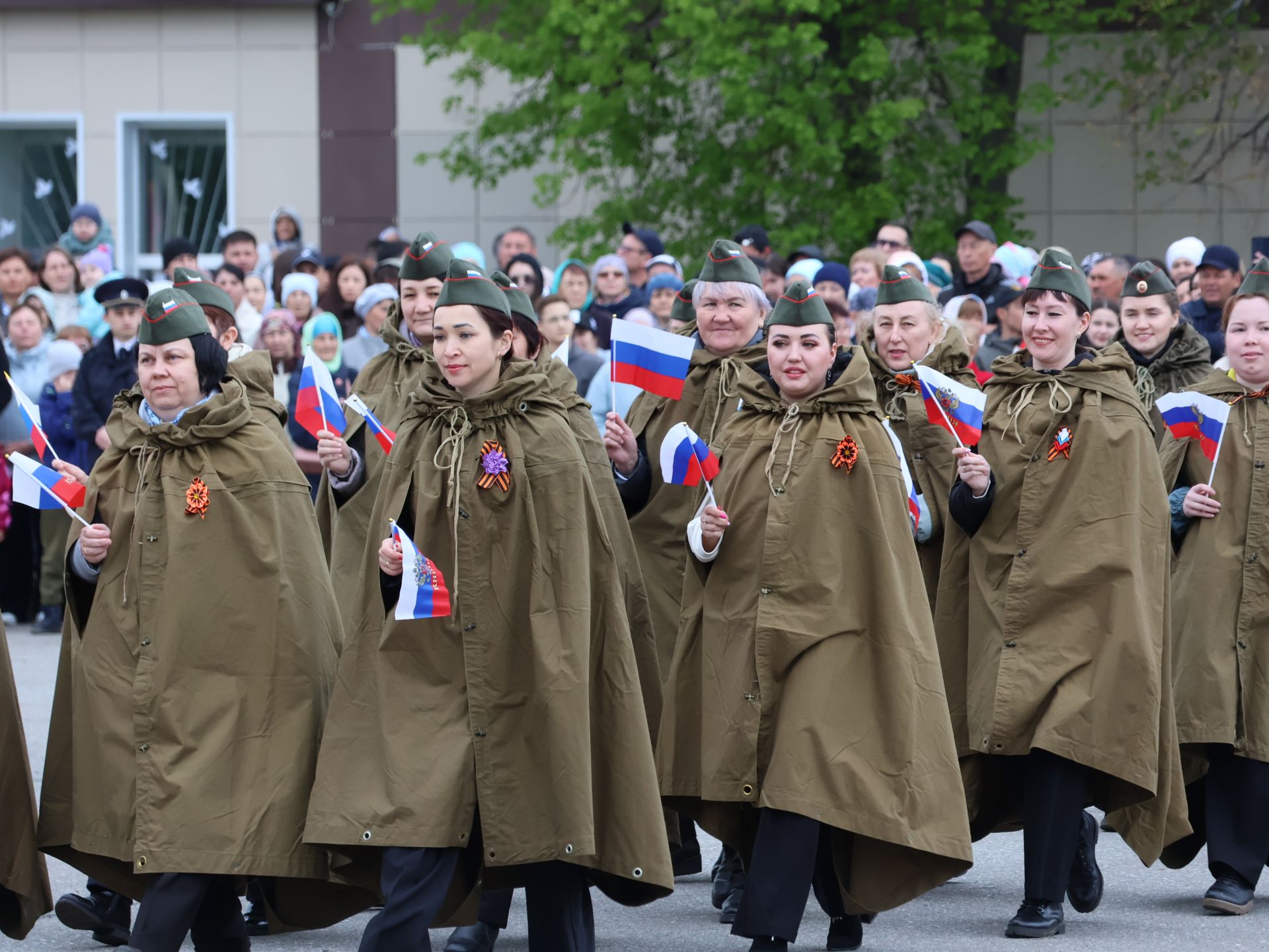 Җиңү килде җирне нурга күмеп, Шатлык белән күзне чылатып!