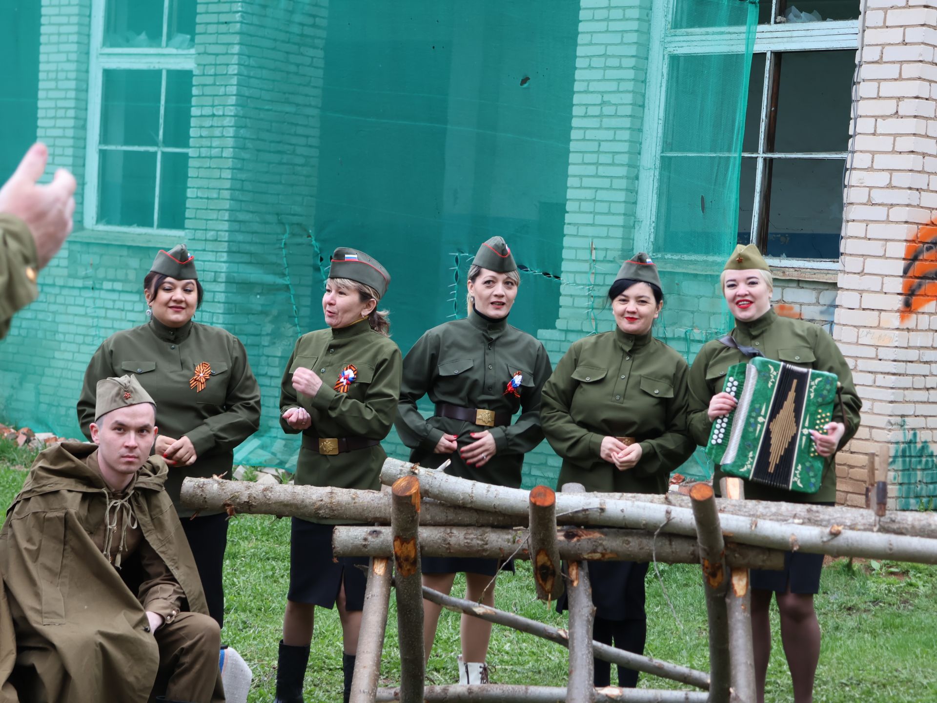 Җиңү килде җирне нурга күмеп, Шатлык белән күзне чылатып!