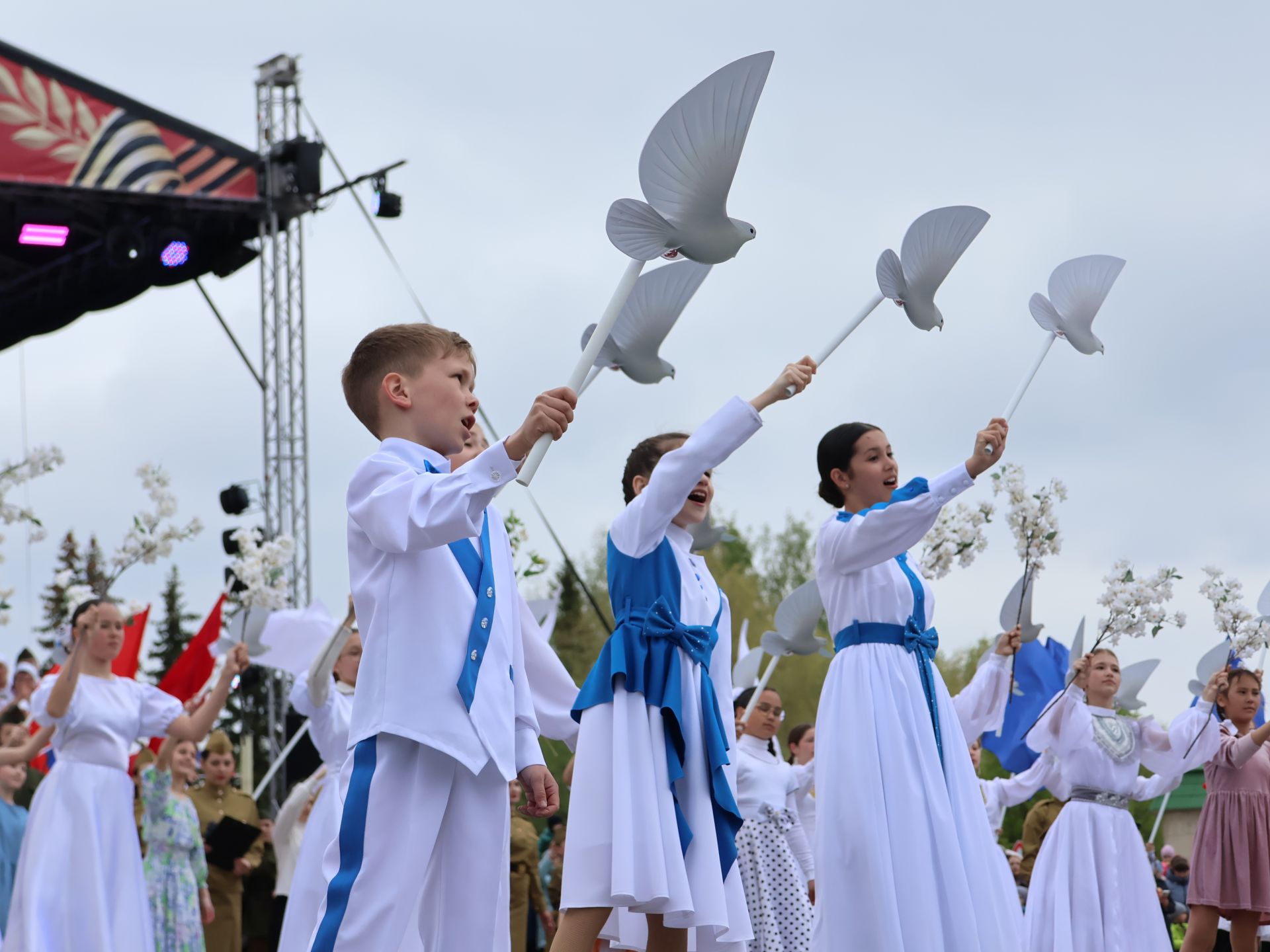 Җиңү килде җирне нурга күмеп, Шатлык белән күзне чылатып!